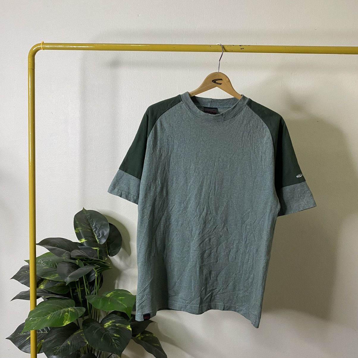 Vans Vintage 2000s Vans Skateboard Simple Skater T Shirt Size US M / EU 48-50 / 2 - 1 Thumbnail