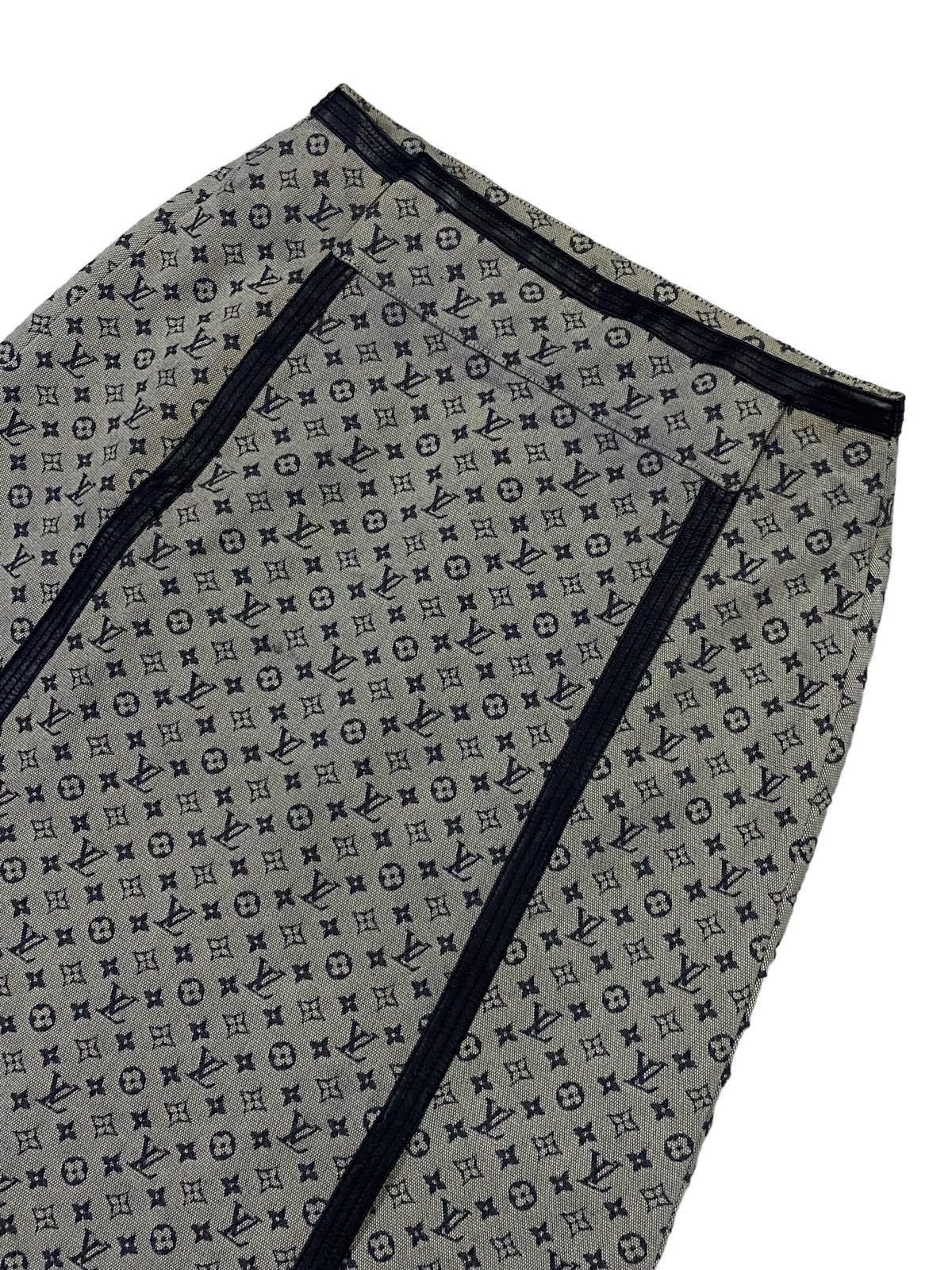 Louis Vuitton Vintage Louis Vuitton 2000 Runway Monogram Canvas Skirt Size 24" / US 00 / IT 34 - 19 Thumbnail