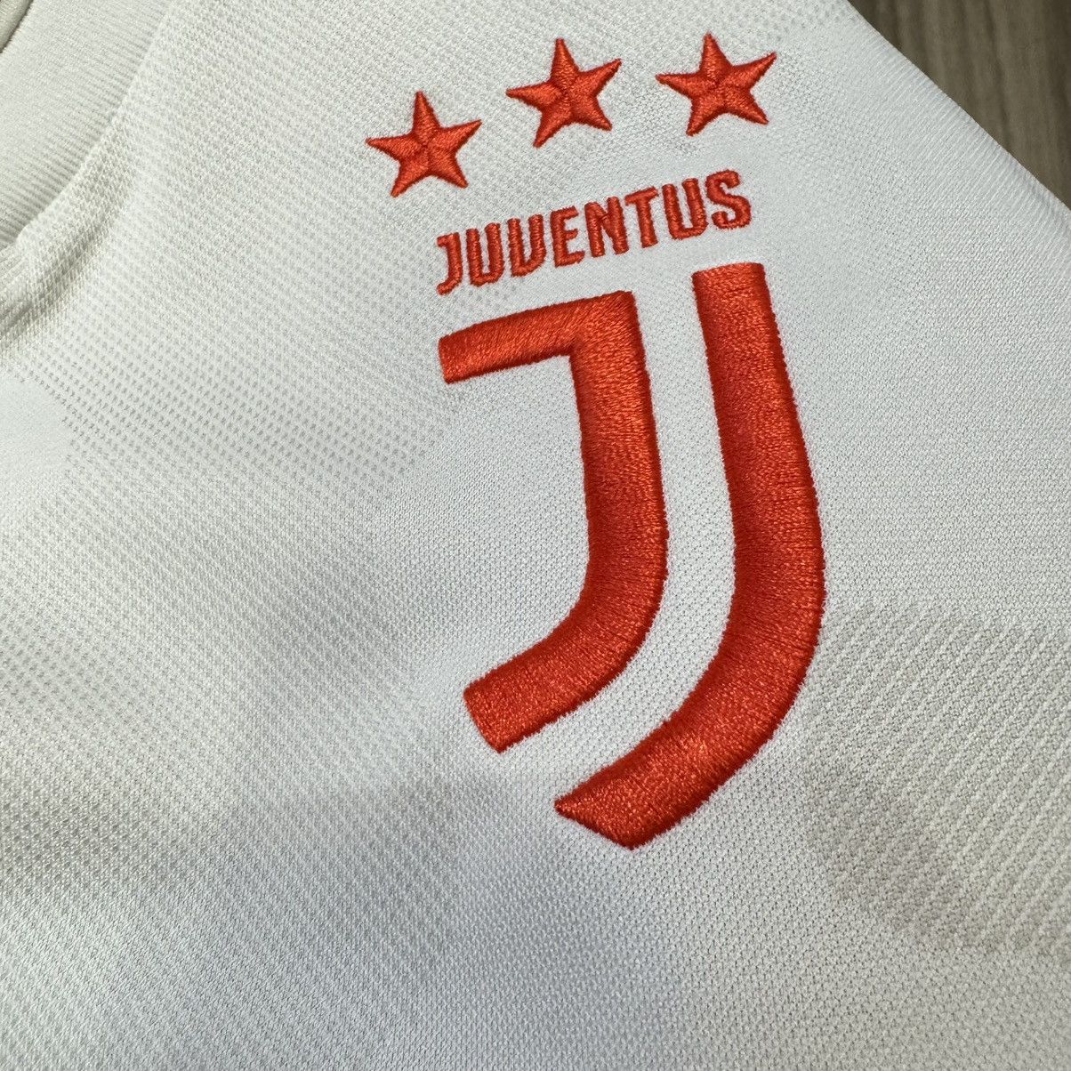 Other Juventus 19/20 away shirt #7 Ronaldo (special nameset) Size US L / EU 52-54 / 3 - 6 Thumbnail