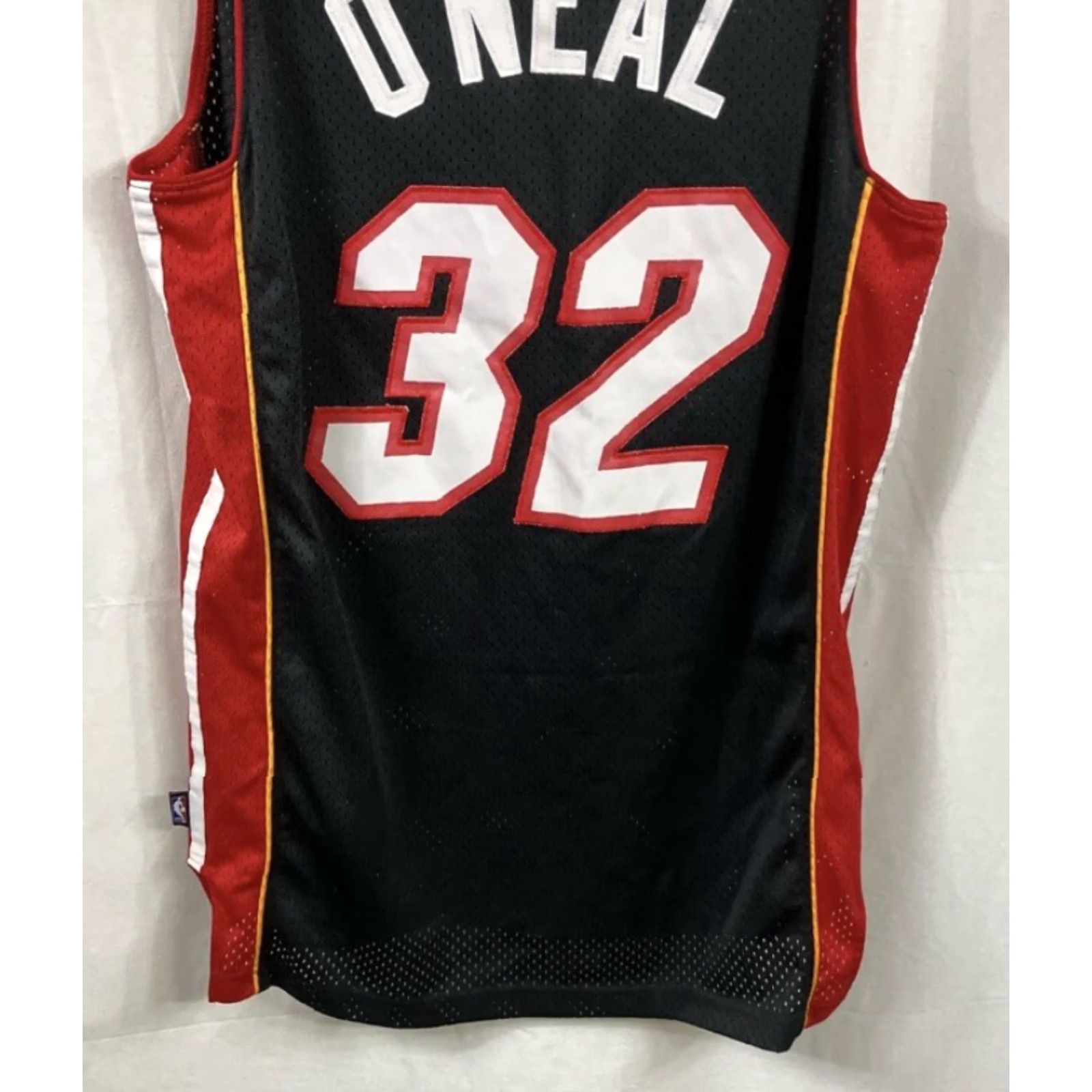 Reebok Men's Reebok NBA Miami Heat Legend jersey Shaquille O'Neil #32 Medium M Black Red Basketball User-Activewear Mens Size US M / EU 48-50 / 2 - 3 Thumbnail