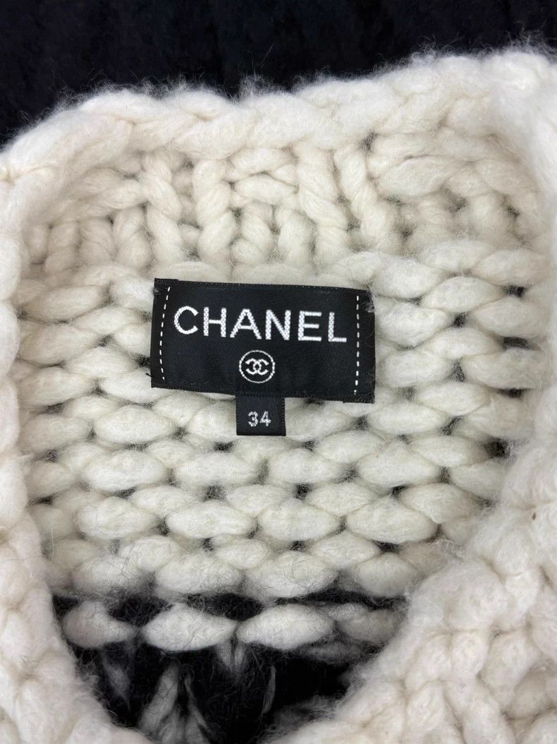 Chanel Chanel Gemstone buckle black and white thick knitted cardi Size XXS / US 00 / IT 34 - 4 Thumbnail