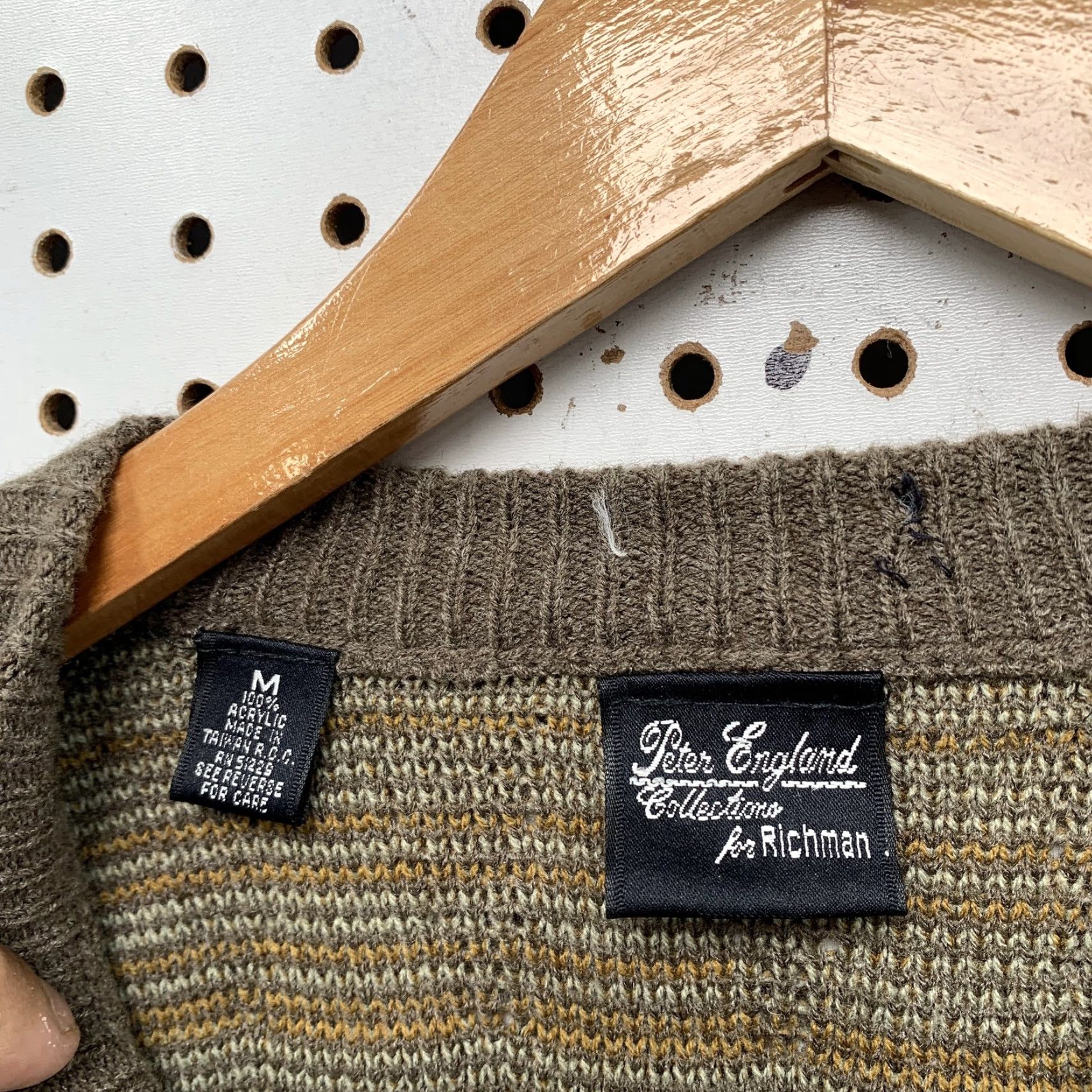 Vintage VINTAGE Peter England Collection Richman 3D Knit Sweater Men Medium Brown V-Neck Shirt Mens M Brown 3D Knit Pullover Decade Vintage Size US M / EU 48-50 / 2 - 5 Thumbnail