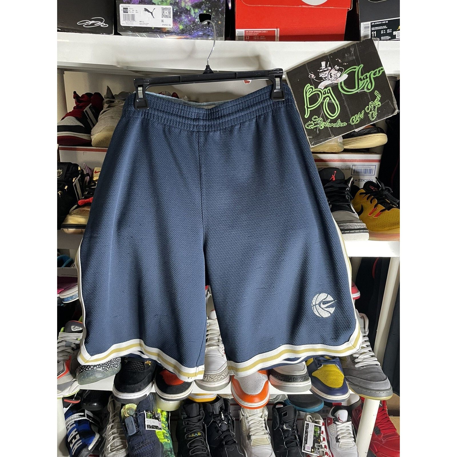 Nike VTG Nike Reversible Basketball Shorts size XL Navy Blue/Gold Size US 43 - 1 Thumbnail