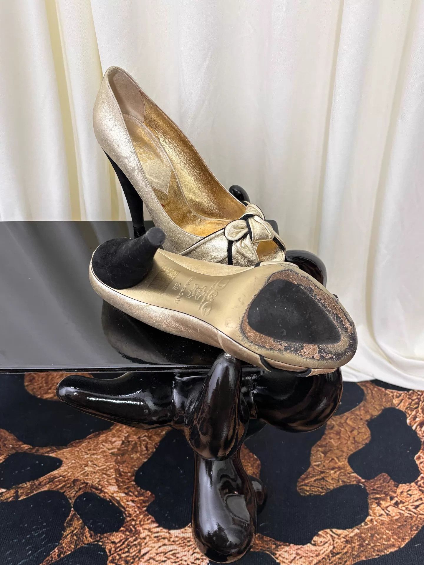 Dolce & Gabbana D&G Vintage Y2K Metallic Golden Bow Fishmouth Heel Sandal Size US 7 / IT 37 - 7 Thumbnail