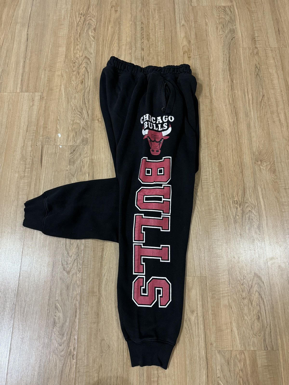 NBA CHICAGO BULLS SPELLOUT BIG LOGO JOGGEP PANTS Size US 34 / EU 50 - 4 Thumbnail