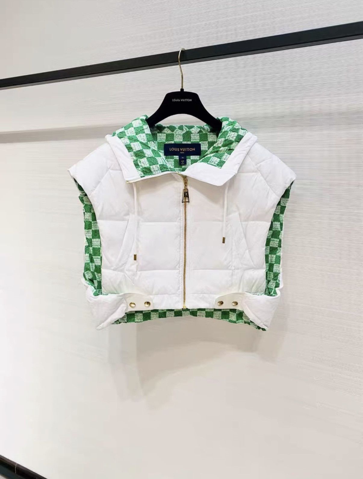 Louis Vuitton Louis Vuitton Classic White Cropped Zip-up Down Vest J33 Size XS / US 0-2 / IT 36-38 - 1 Thumbnail