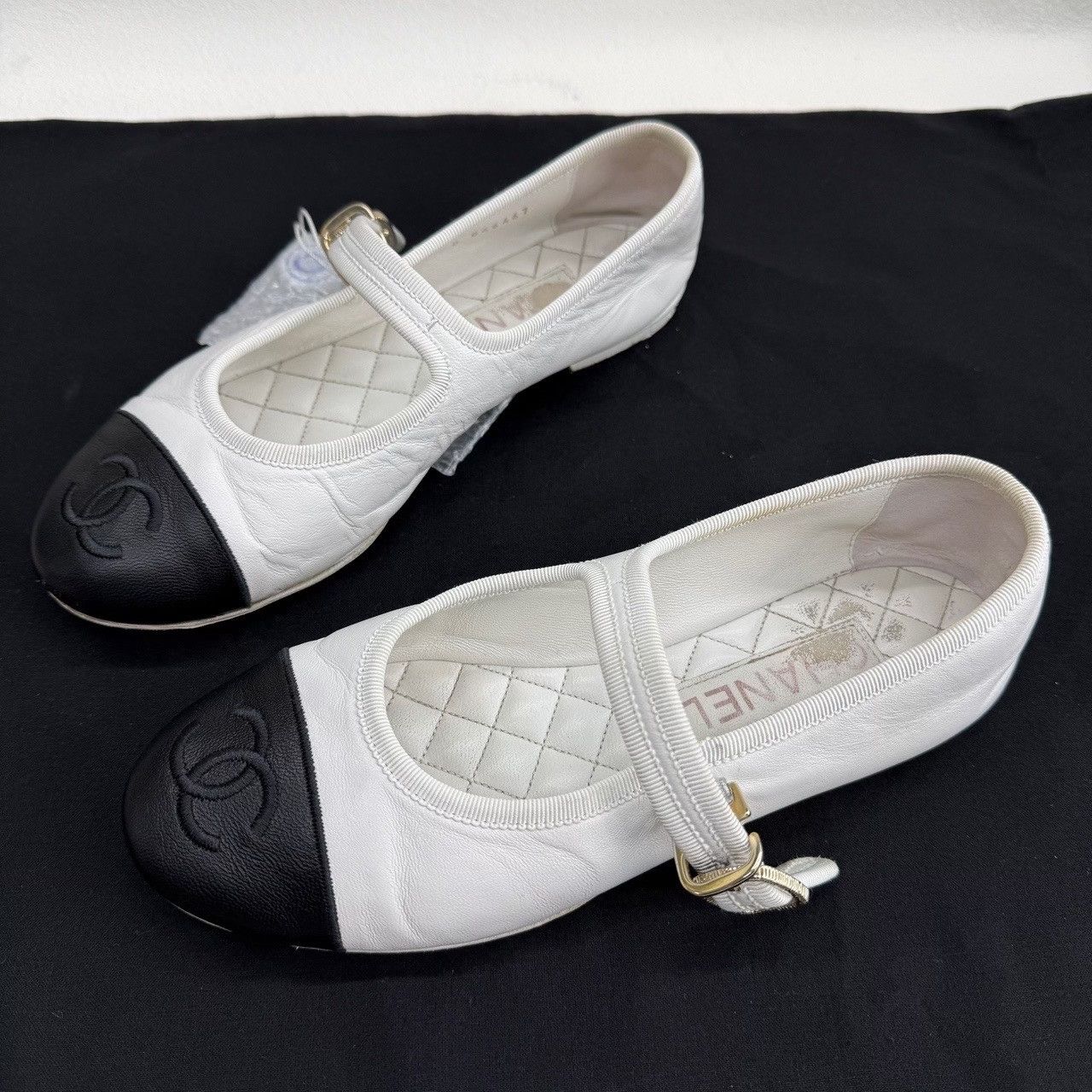 Chanel Chanel Leather White Lowtop Sneakers us_6 Women Size US 6 / IT 36 - 1 Thumbnail