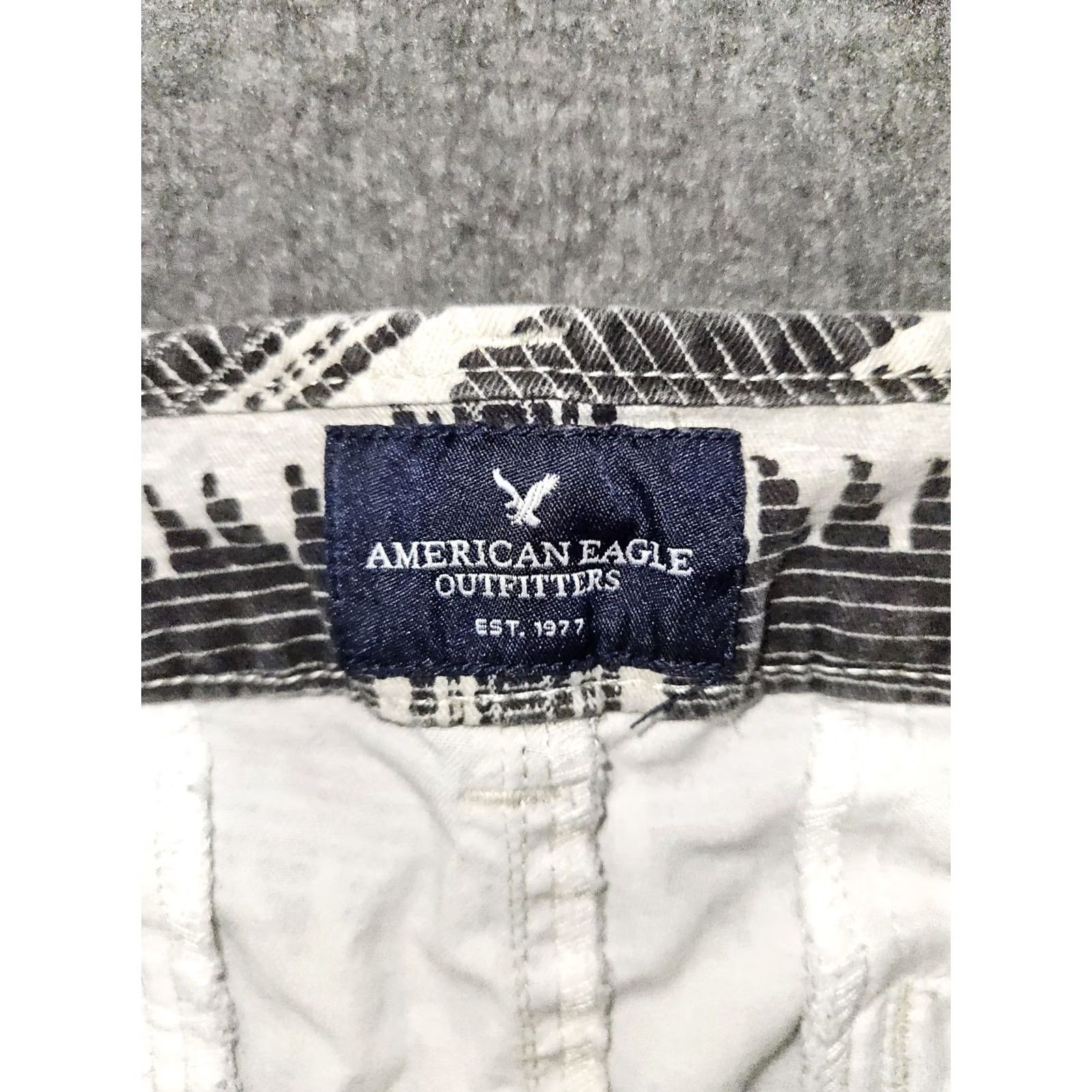 American Eagle Outfitters VINTAGE American Eagle Midi Shorts Women 8 Black Gray Aztec Cuffed Low Rise Slim Stretch Pockets Mens Womens Girls? Size 30" / US 8 / IT 44 - 2 Thumbnail
