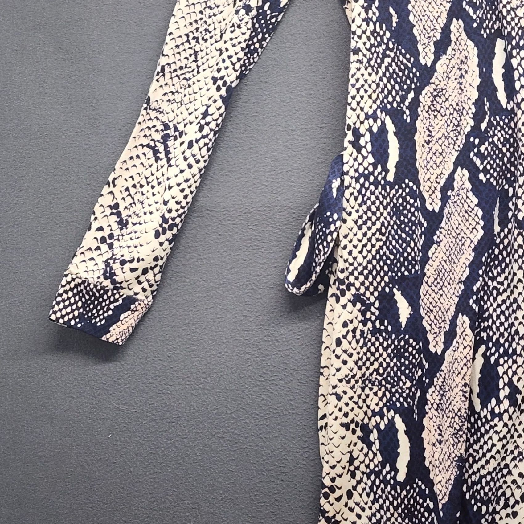 Diane von Furstenberg DVF Diane von Furstenberg Silk Wrap Dress Blue White Snake Print Size 6 Women Dress Size M / US 6-8 / IT 42-44 - 7 Thumbnail