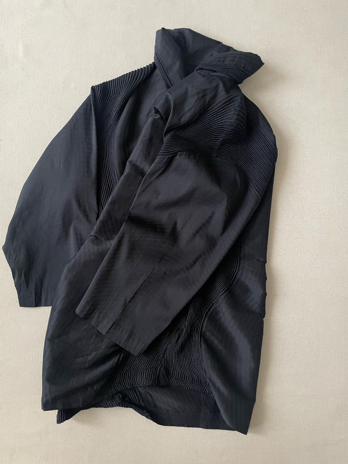 Designer × Issey Miyake × Japanese Brand ISSEY MIYAKEL 3D Steam Stretch Pleats Shawl Collar Coat Navy Size US L / EU 52-54 / 3 - 9 Thumbnail