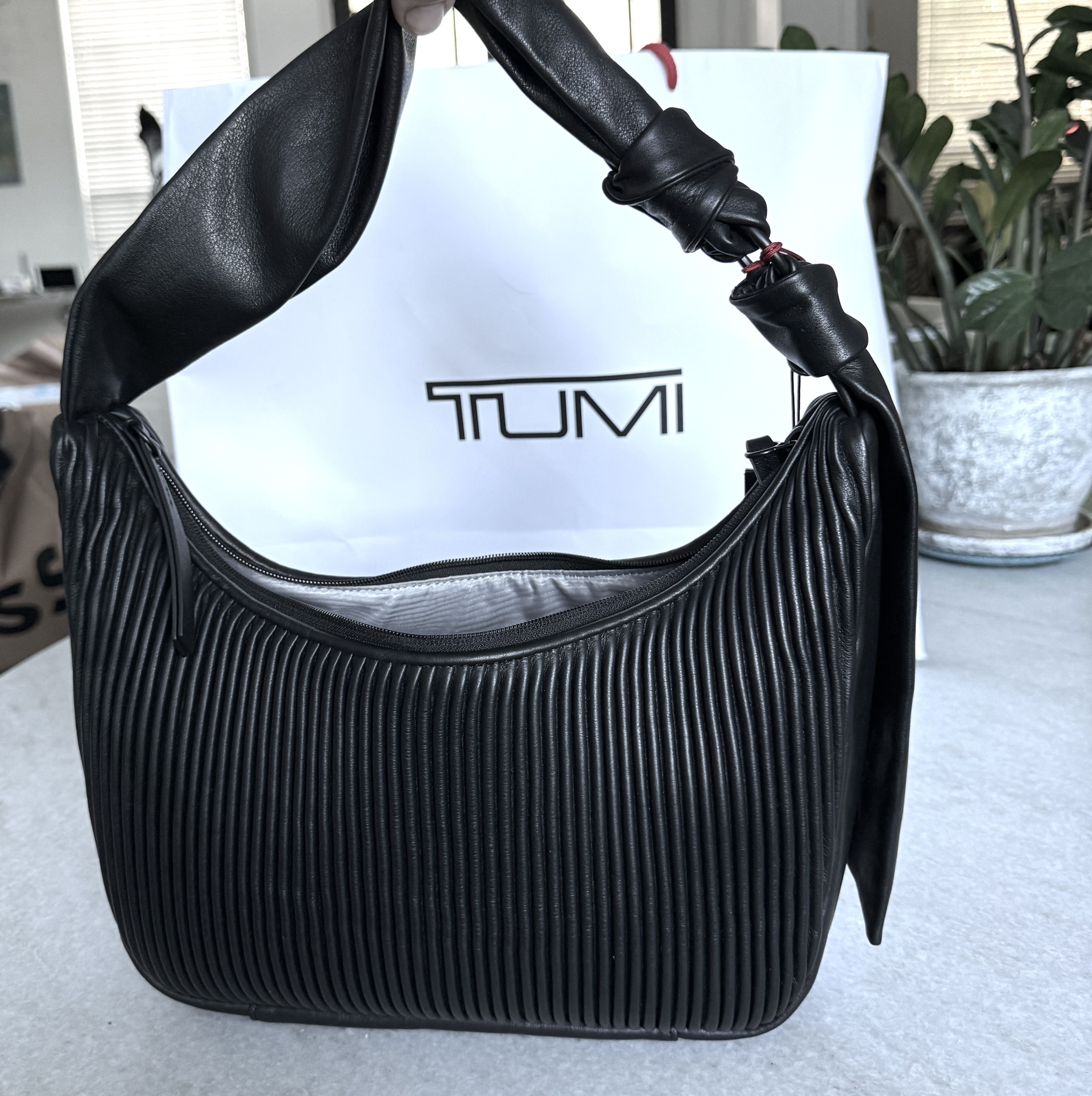 Tumi Tumi ASRA Black Leather SMALL Shoulder Bag - Ribbed texture Size ONE SIZE - 7 Thumbnail