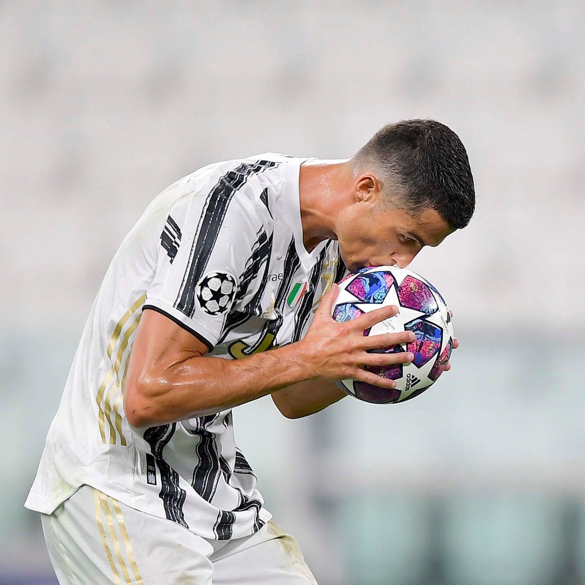 Vintage JUVENTUS ADIDAS 2020/2021 FOOTBALL HOME JERSEY #7 RONALDO Size US L / EU 52-54 / 3 - 15 Thumbnail