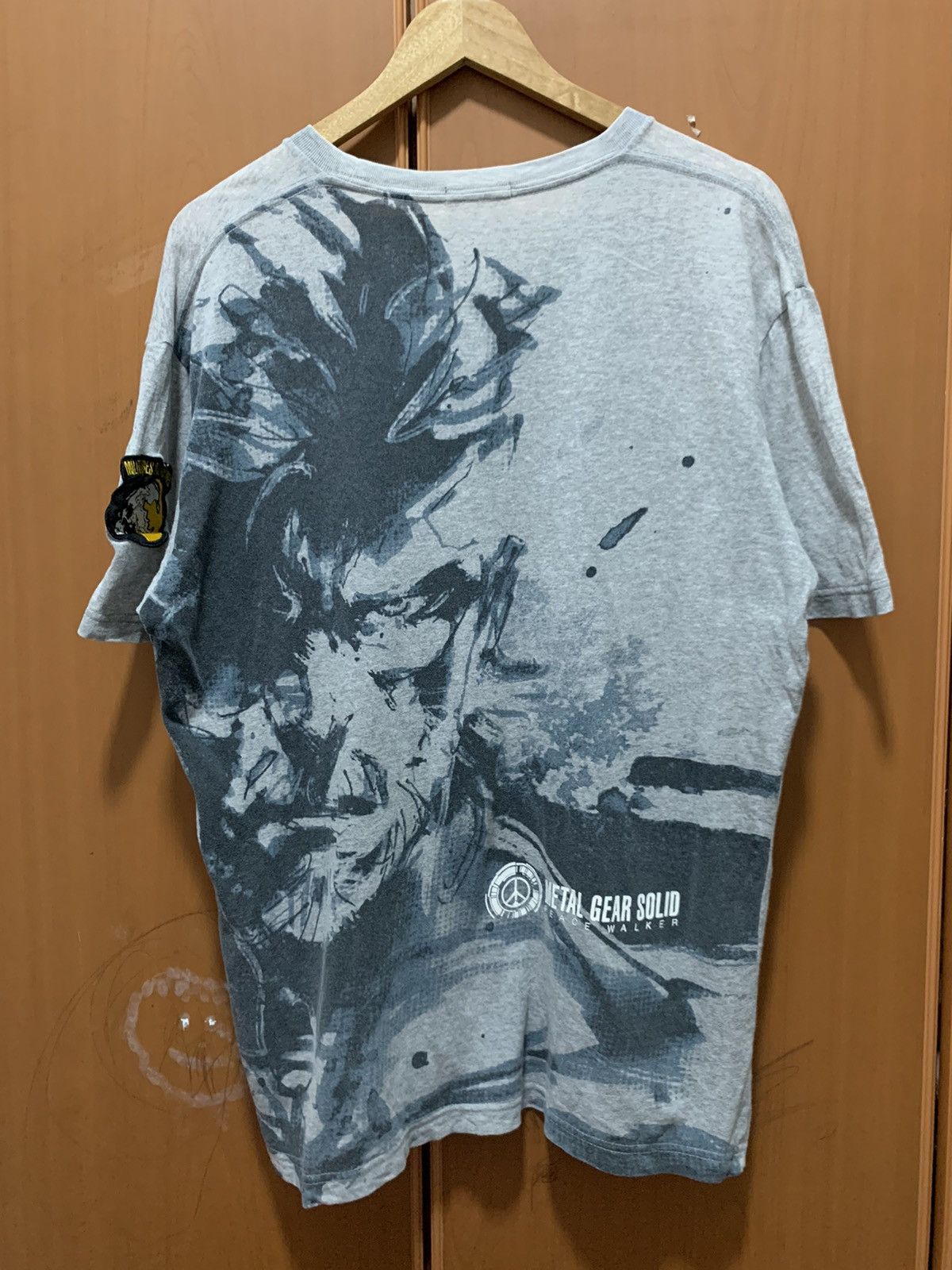 Uniqlo Uniqlo Metal Gear Solid Peace Walker Graphic Tee Distressed Size US XL / EU 56 / 4 - 1 Thumbnail