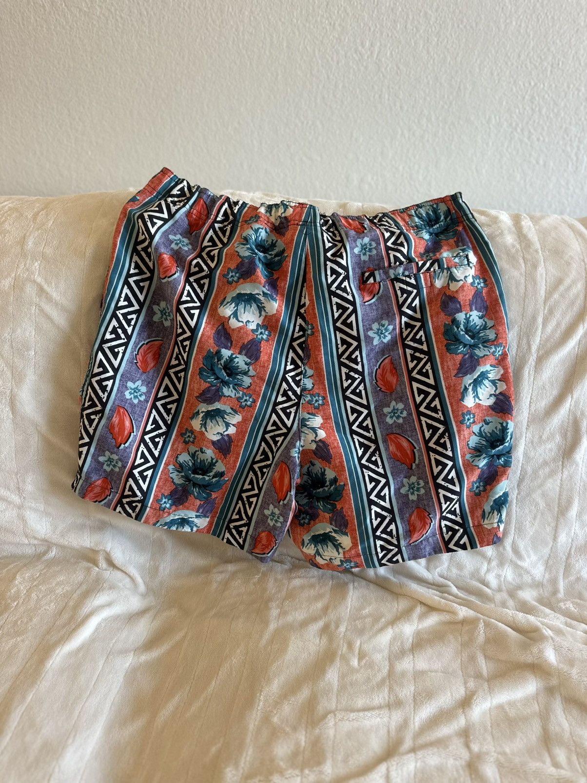 Urban Outfitters Urban Outfitters Colorful All Over Print Swimwear Shorts Size US 32 / EU 48 - 3 Thumbnail