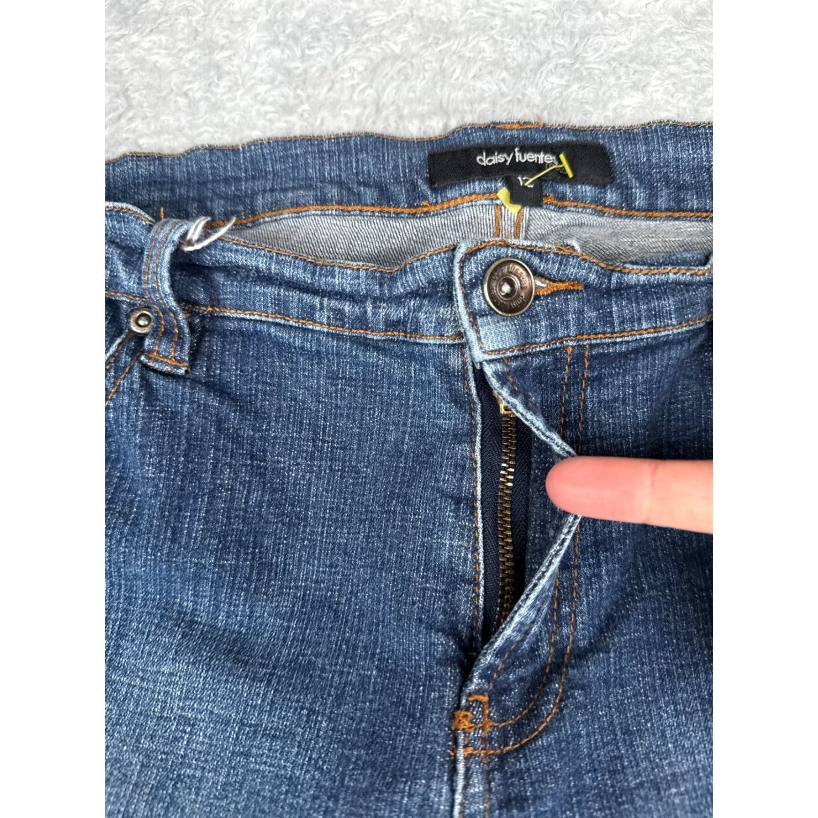 Denime Daisy Fuentes Jeans Womens 12 Blue Denim Boot Cut Low Rise 33x31 5-Pocket Design Cotton Zip Machine Washable Size 34" / US 12 / IT 48 - 5 Thumbnail
