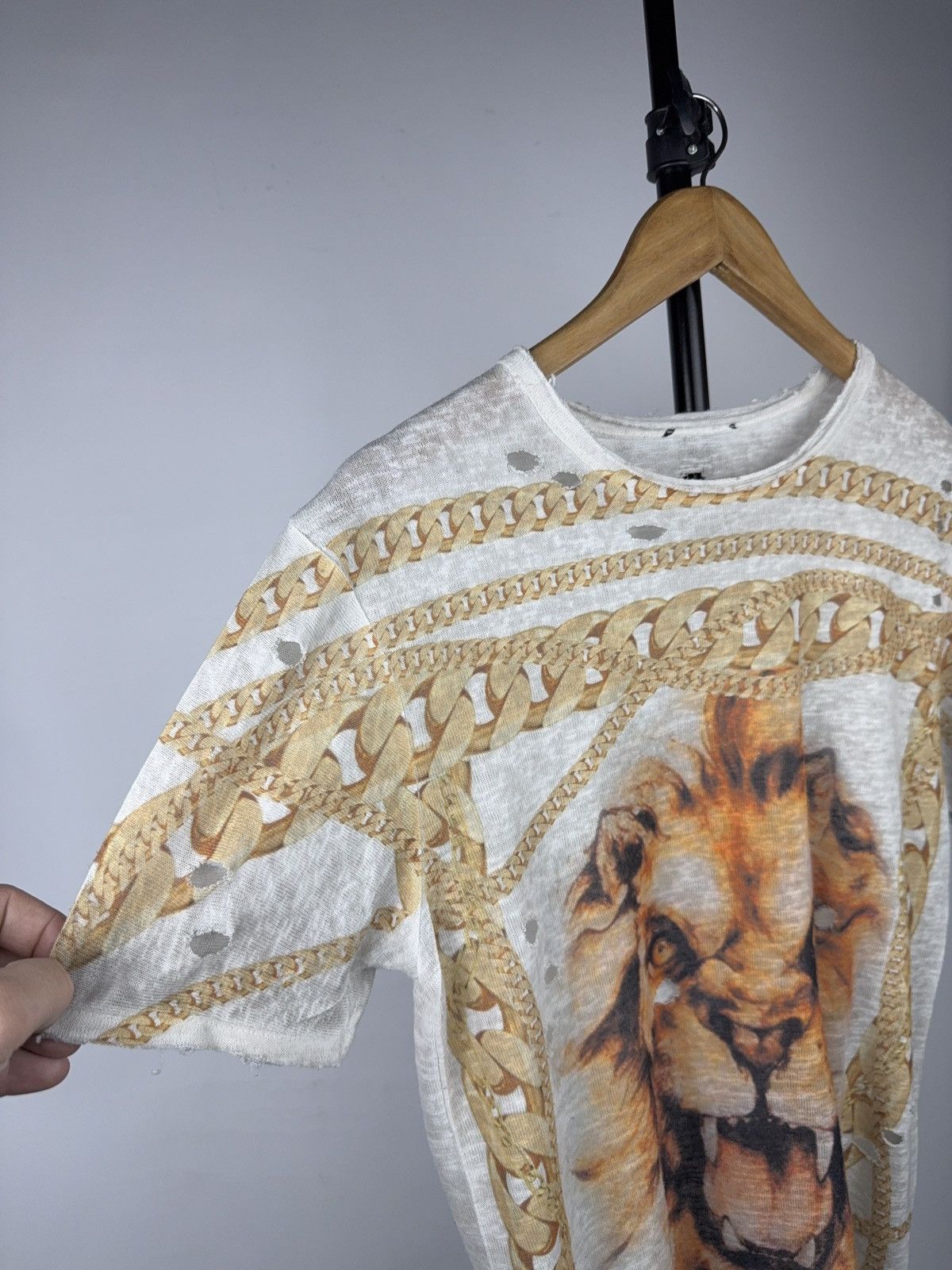 Japanese Brand Retro 00s Distressed Lion Chain Print T-Shirt Gold Baroque Size US M / EU 48-50 / 2 - 6 Thumbnail