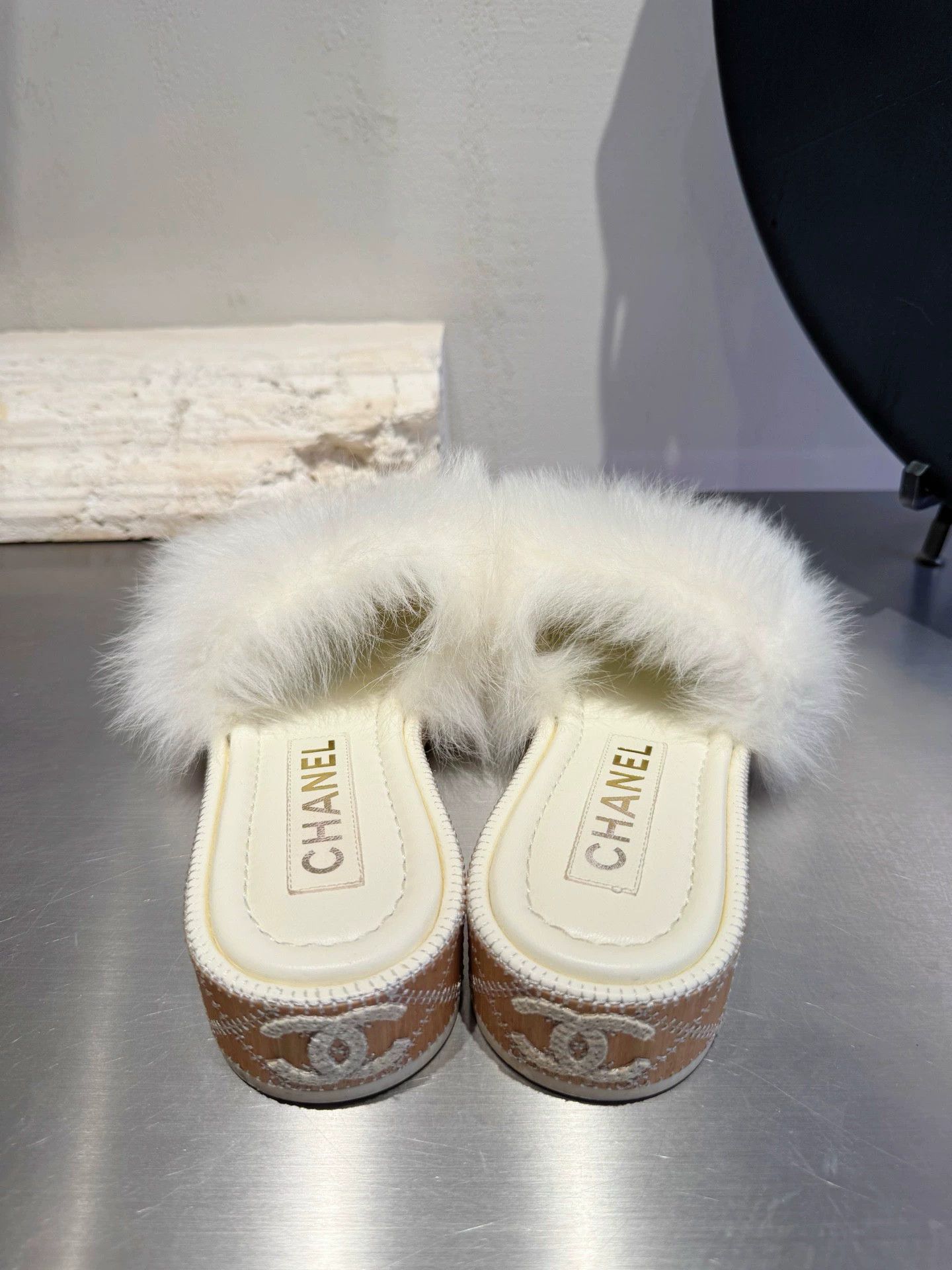 Chanel Chanel large logo black white fur slippers 35.5 EU worn Size US 5 / IT 35 - 3 Thumbnail