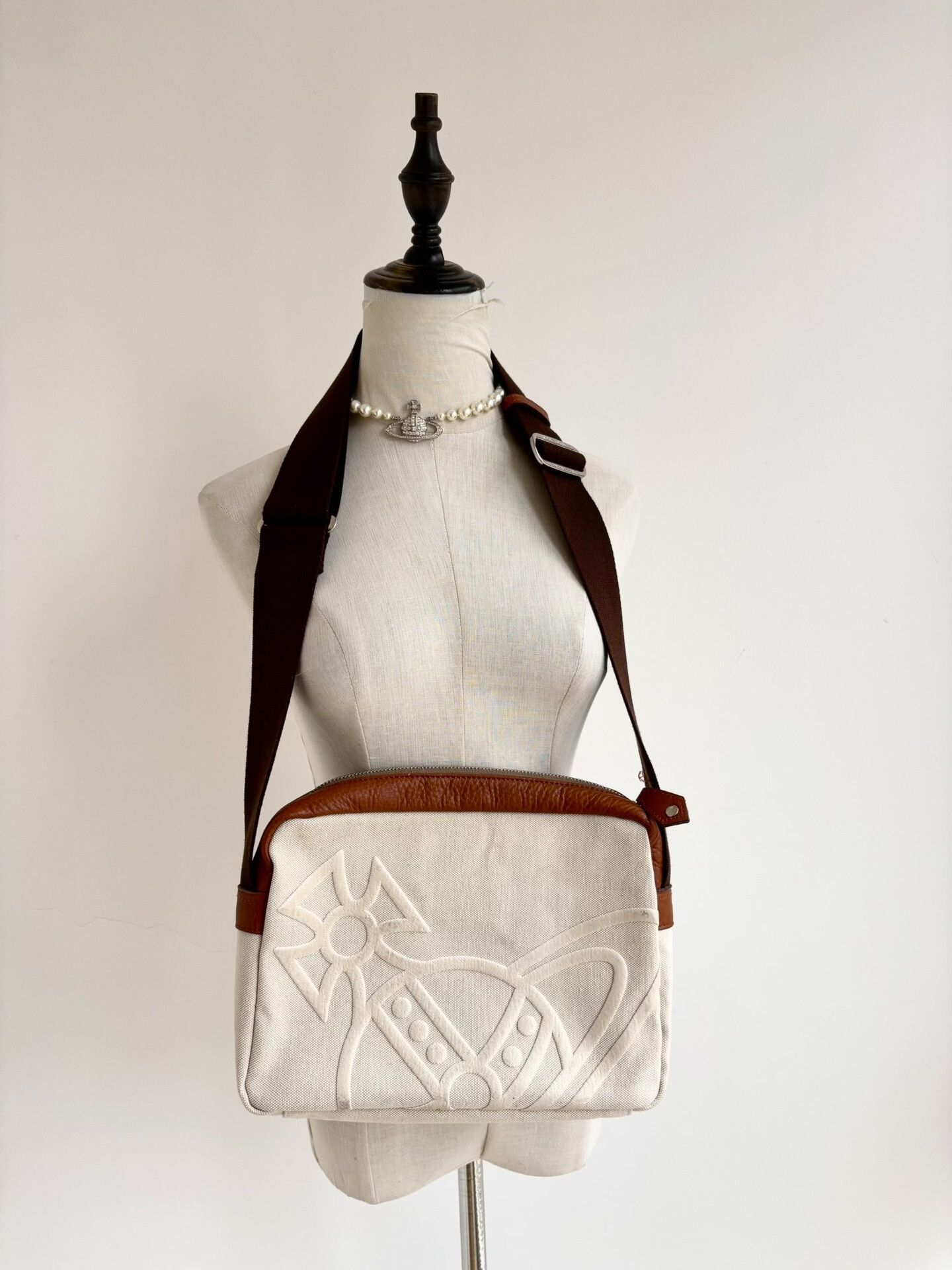 Vivienne Westwood Vivienne Westwood Vintage White Saturn Crossbody Size ONE SIZE - 1 Thumbnail