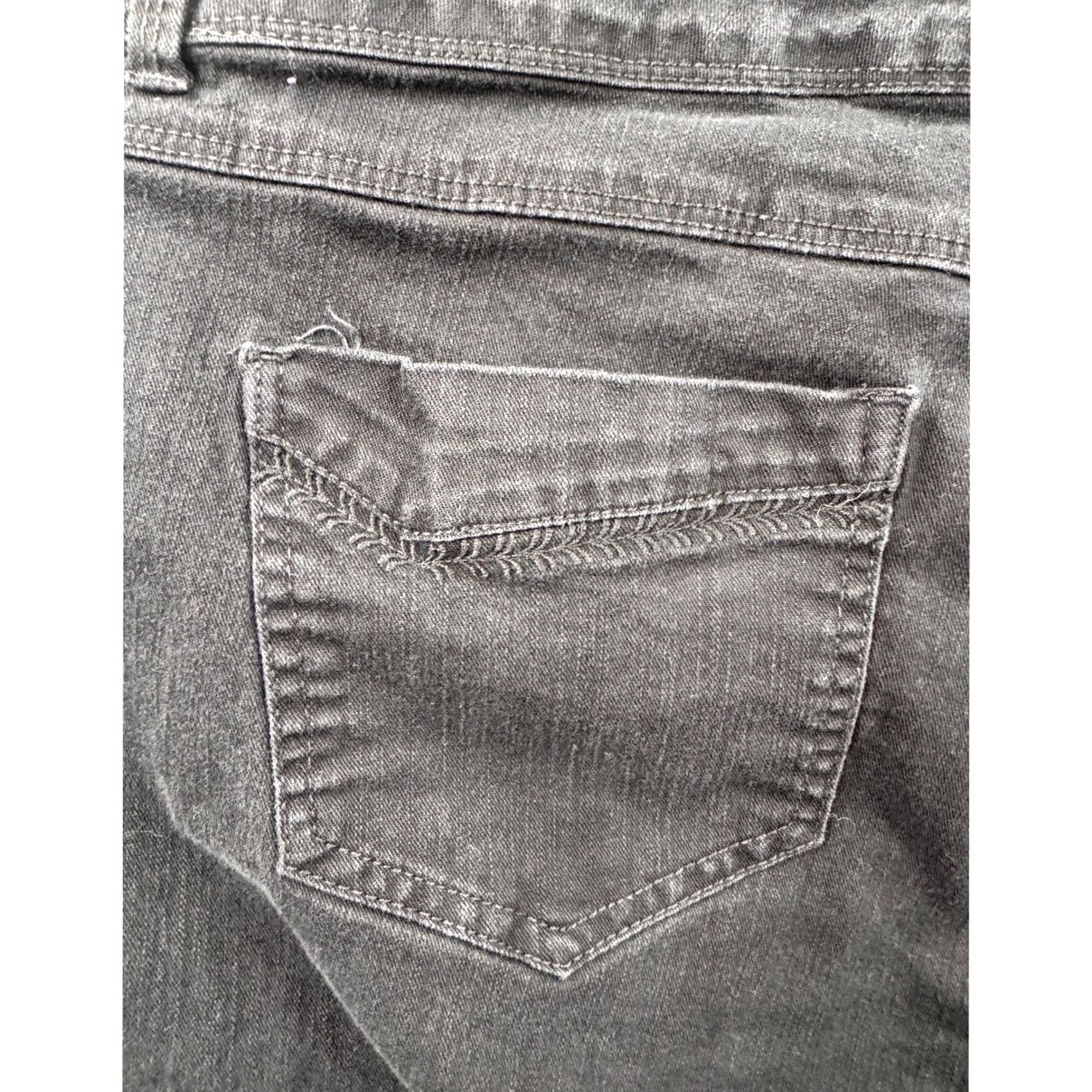 Gloria Vanderbilt Gloria Vanderbilt Skimmer Shorts Black Denim 12 Womens Slim Knee Length Cuffed 5-Pocket Design Stretch Flat Front Mid Rise Casual Workwear Size 24" / US 00 / IT 34 - 6 Thumbnail