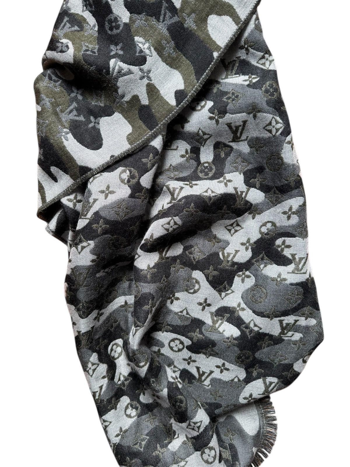 Louis Vuitton A/W19 Reversible Monogram Degradable Camo Scarf (Sample) Size ONE SIZE - 3 Thumbnail
