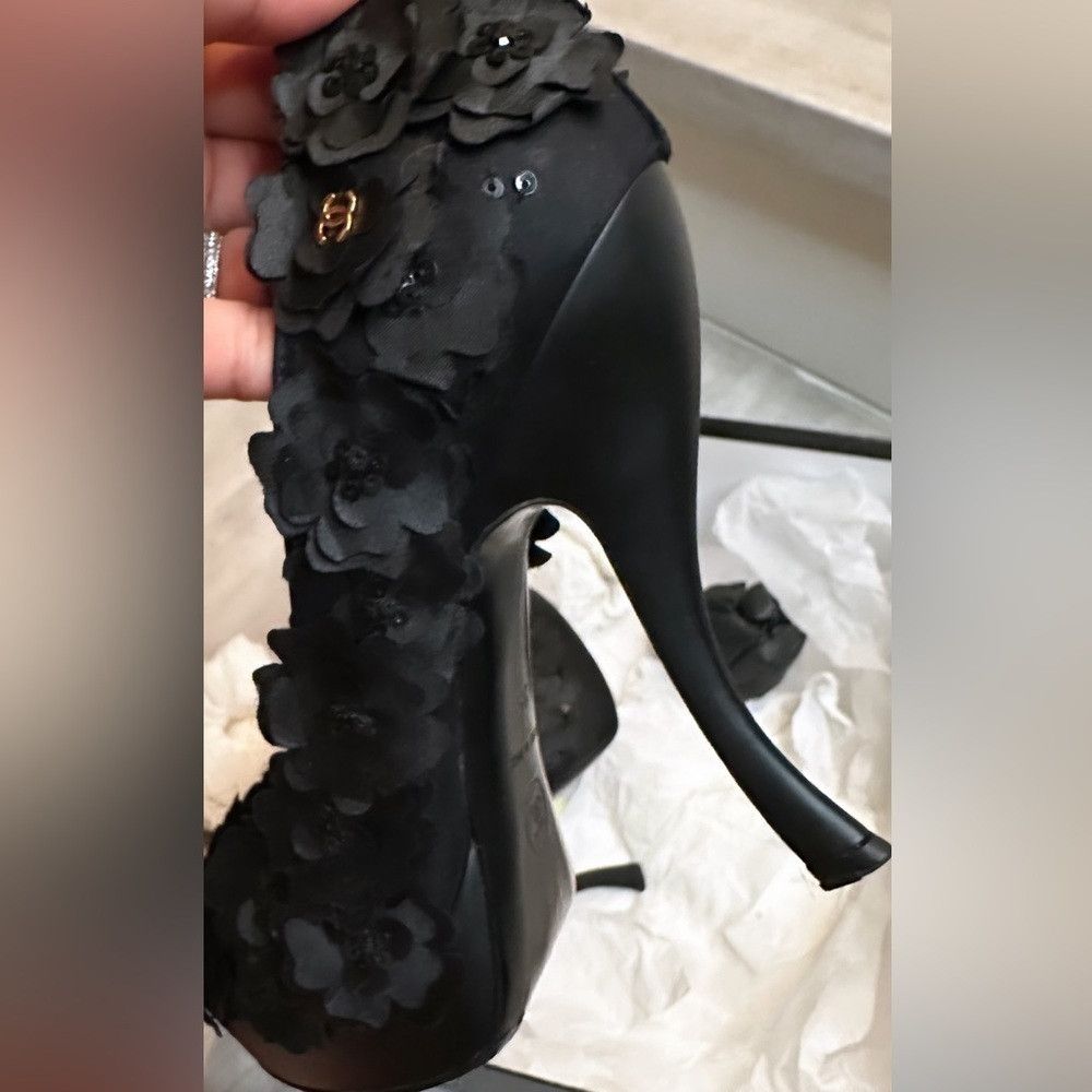 Chanel Beautiful, vintage Chanel camellia flower pumps. ART! Size US 5 / IT 35 - 2 Thumbnail