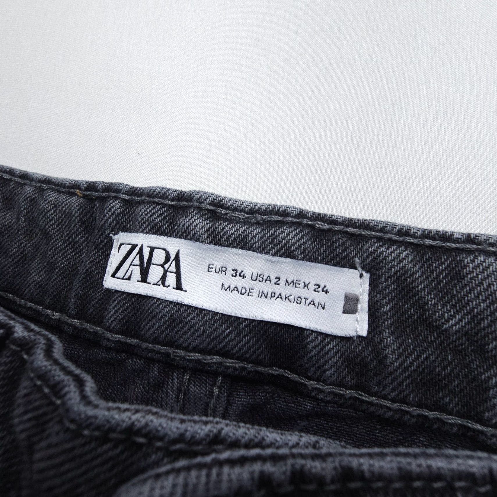 Zara Zara High Rise Mom Jeans Size 2 Black Denim Dark Wash Inseam 27" Regular 5-Pocket Logo Button Women Jeans Size 26" / US 2 / IT 38 - 3 Thumbnail