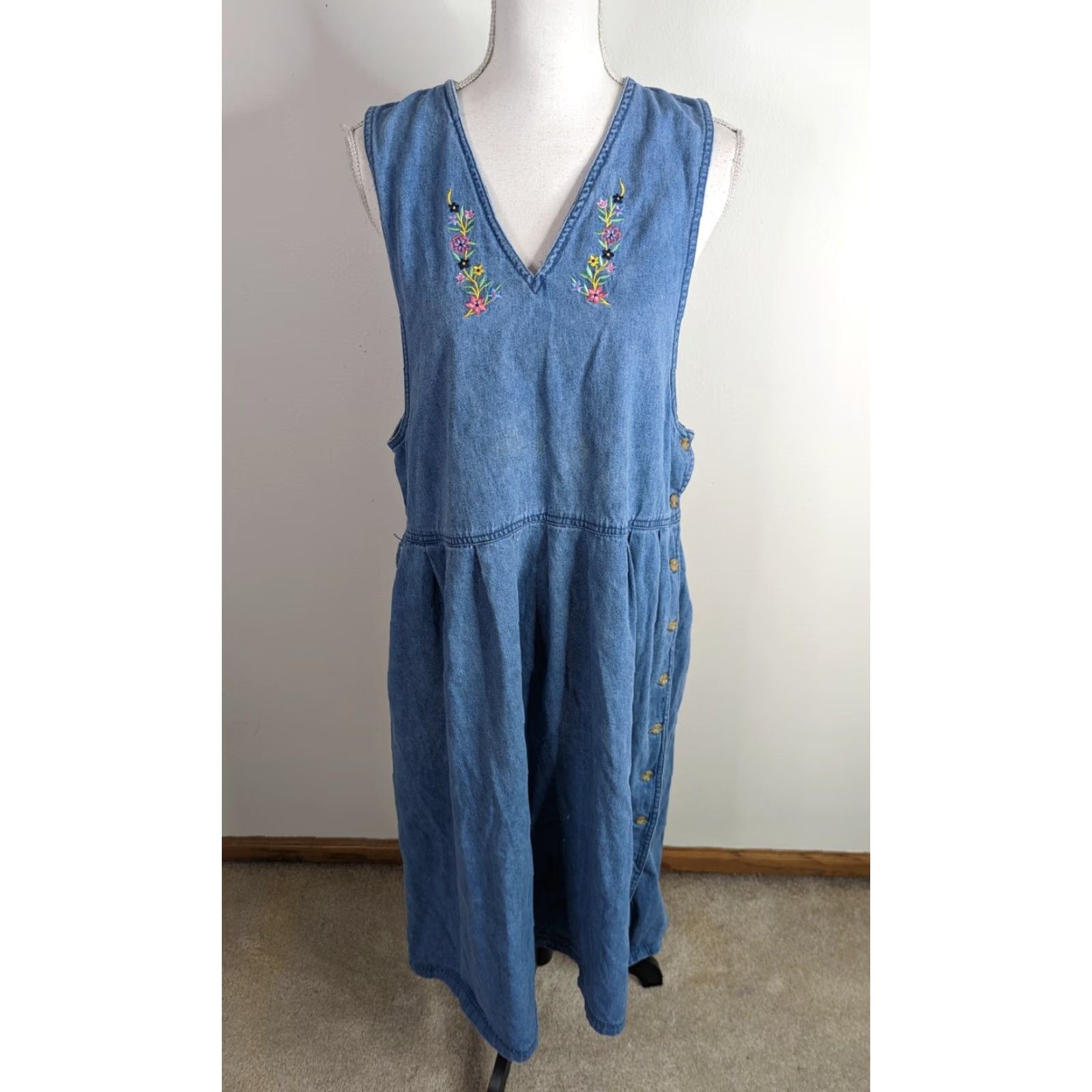 Denime VINTAGE 90s Floral Embroidered Denim Sleeveless Jumper Dress Women's M blue Denim Embroidered 100% Cotton Midi Casual Overall Dress Womens 90s Floral Size M / US 6-8 / IT 42-44 - 3 Thumbnail
