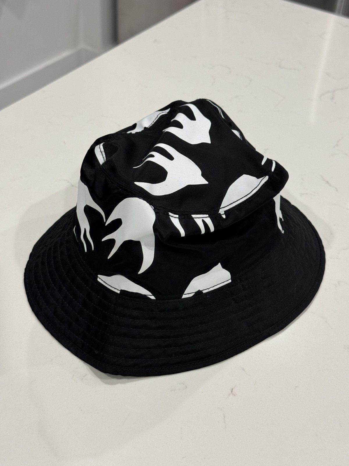 MCQ by Alexander McQueen white bucket hat McQ Alexander McQueen - Printed Shell Bucket Hat - Black McQ  main image 4