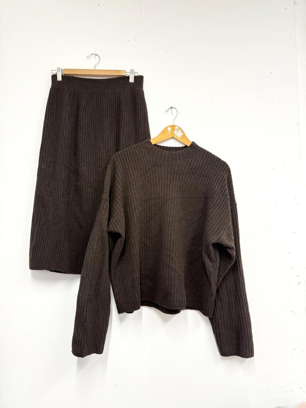 Uniqlo Uniqlo Brown Ribbed Knit Sweater and Skirt Set Size S Size S / US 4 / IT 40 - 1 Thumbnail