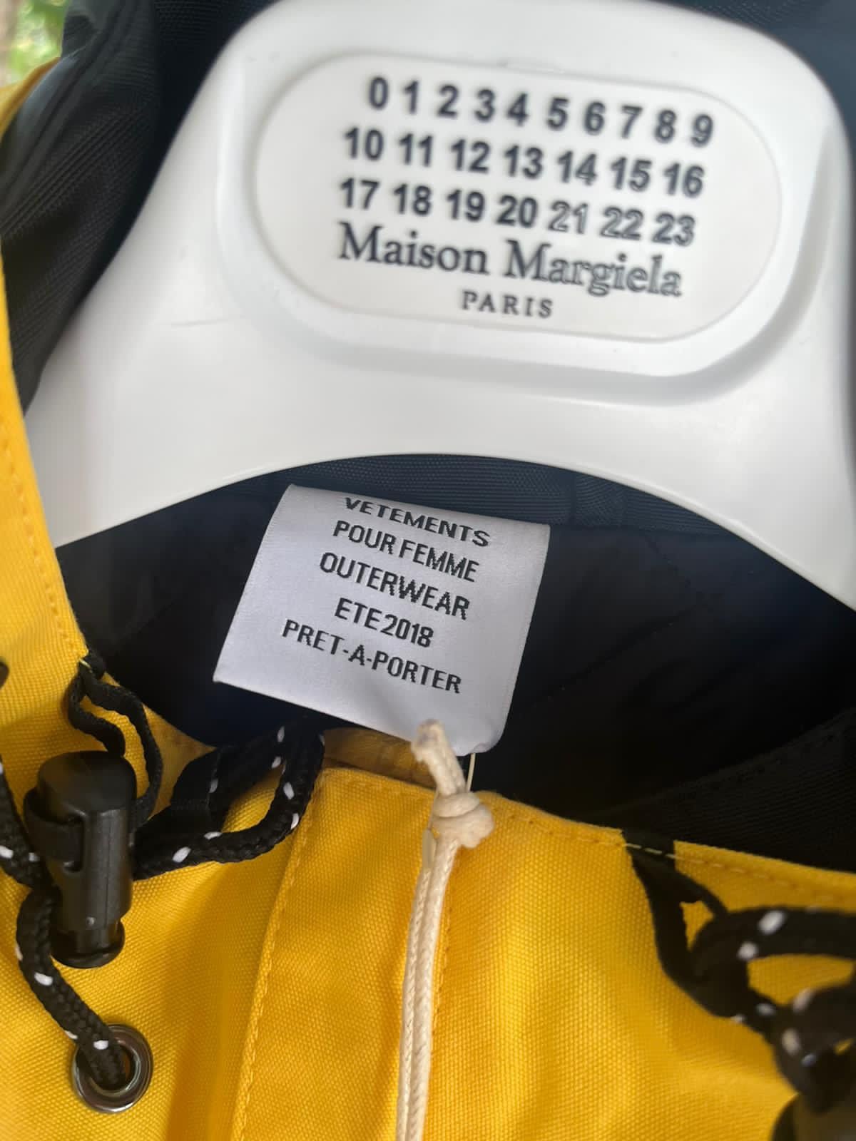 Vetements SS18 DHL Parka in Yellow Size US S / EU 44-46 / 1 - 9 Thumbnail