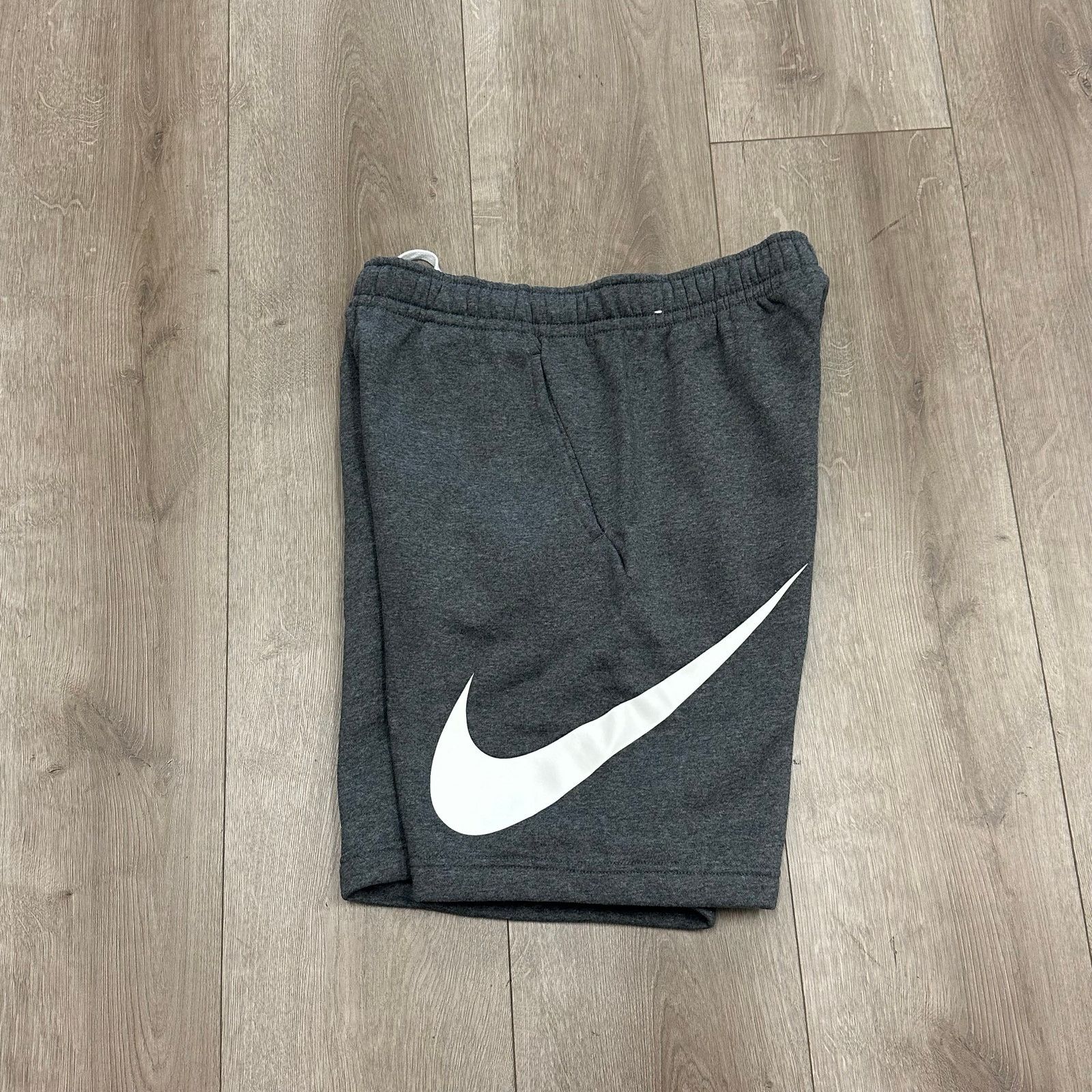 Nike Nike Sportswear Club Fleece graphic shorts Gray Swoosh Logo Size US 30 / EU 46 - 3 Thumbnail