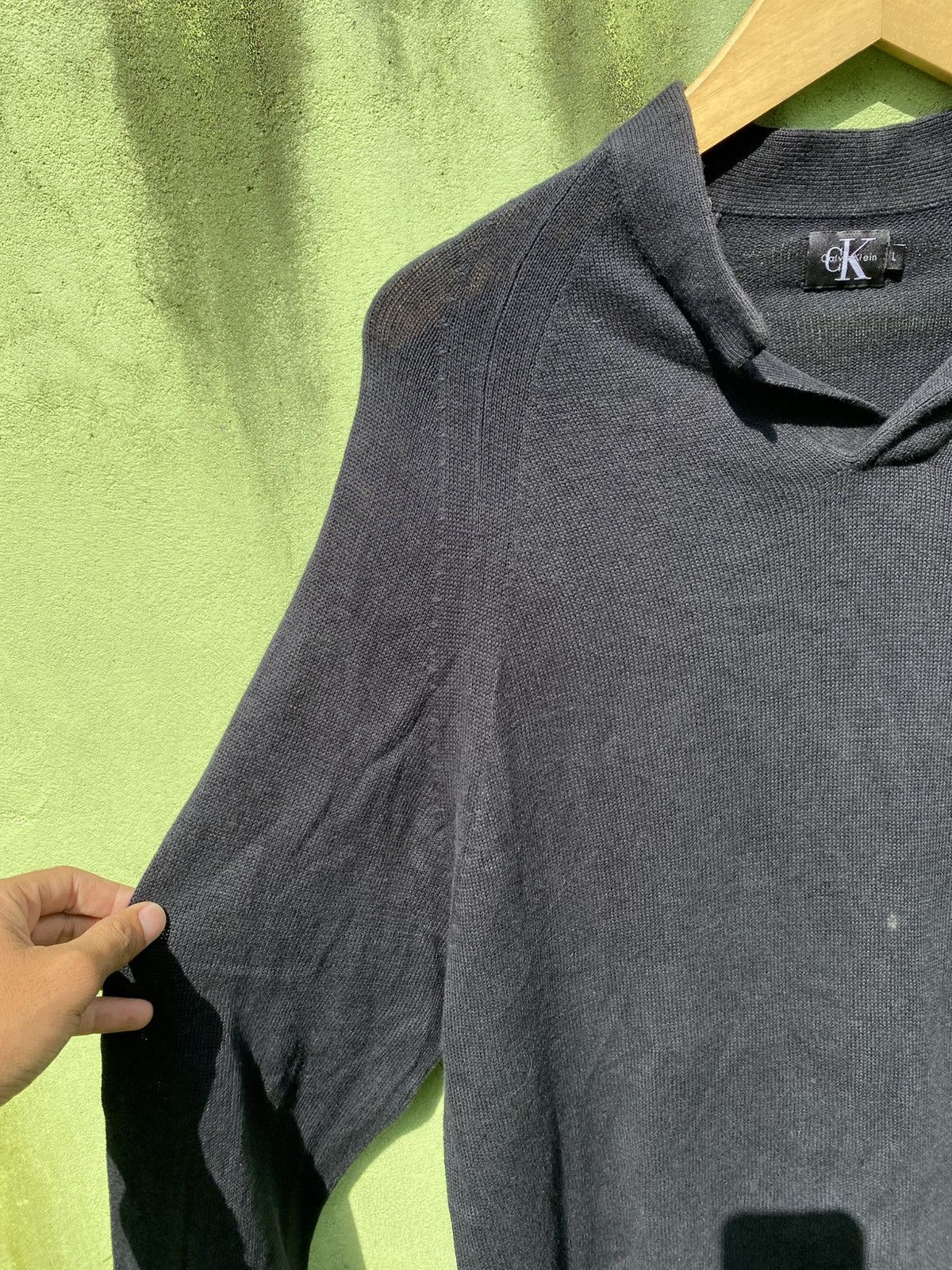 Calvin Klein Calvin Klein Long Sleeve V Neck Minimalist Knit Sweater Size US L / EU 52-54 / 3 - 3 Thumbnail