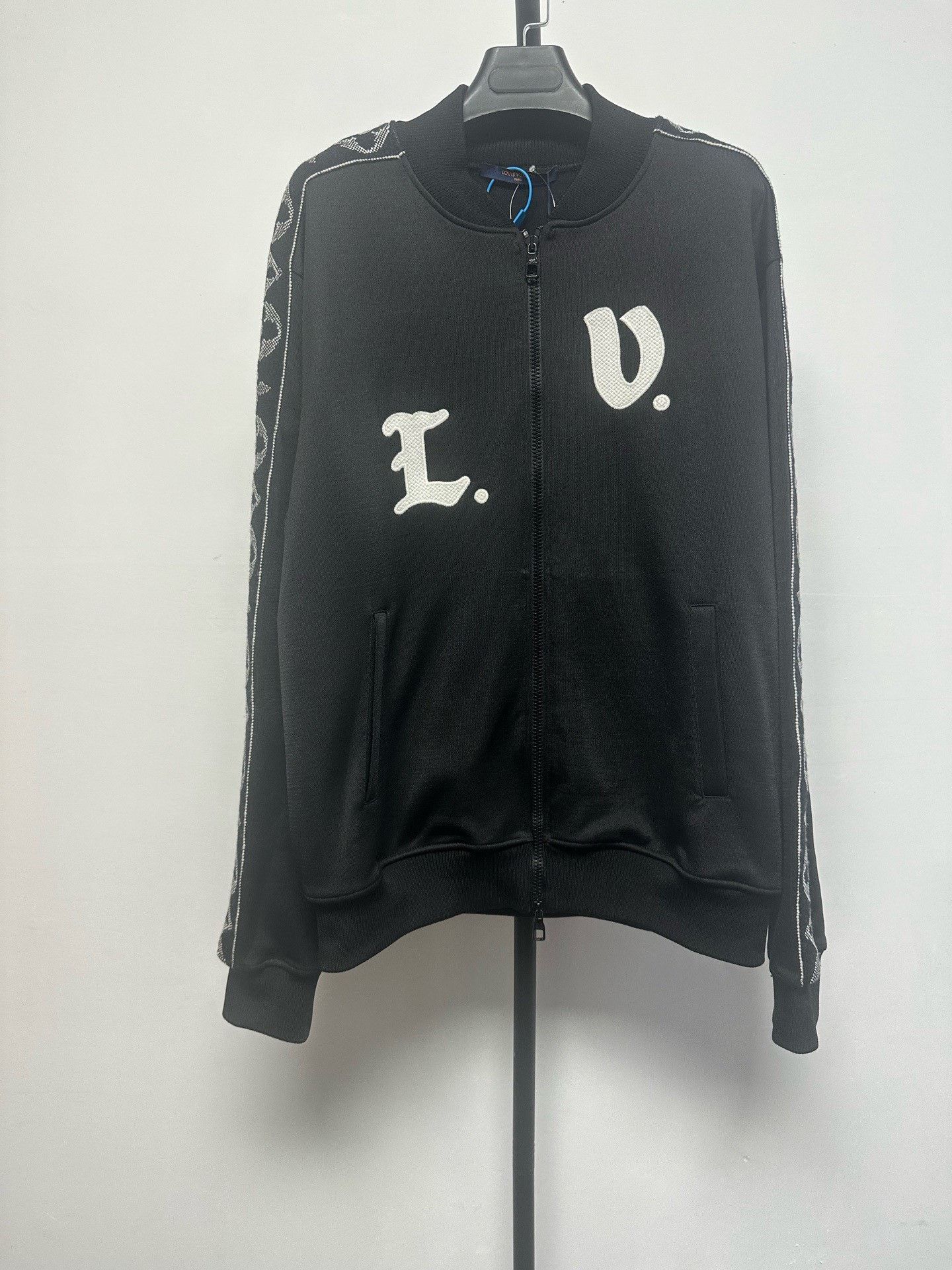 Louis Vuitton Louis Vuitton Printed Graphic Black Light Jacket l Men Size US L / EU 52-54 / 3 - 1 Thumbnail