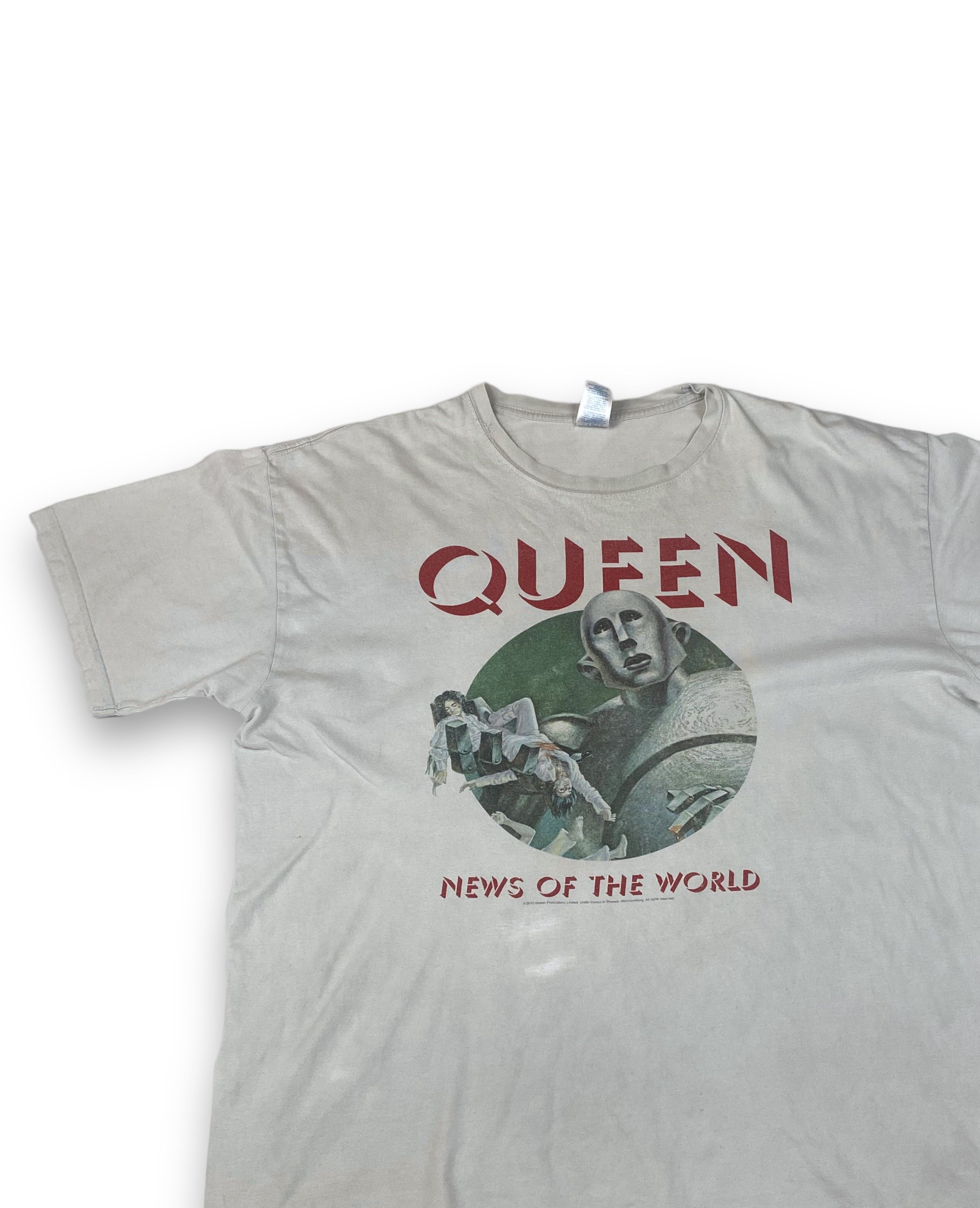 Band Tees Vintage 2012 QUEEN News Of The World Album Big Logo Tee M628 Size US XL / EU 56 / 4 - 3 Thumbnail