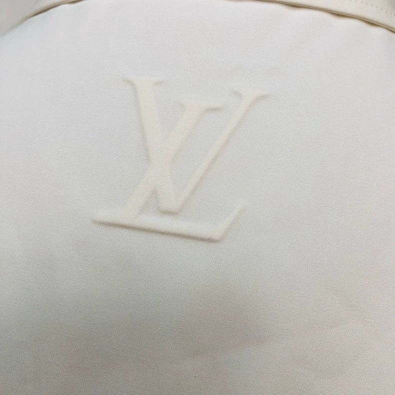 Louis Vuitton Louis Vuitton 25 Embossed logo Short Sleeve Shirts Size US M / EU 48-50 / 2 - 9 Thumbnail
