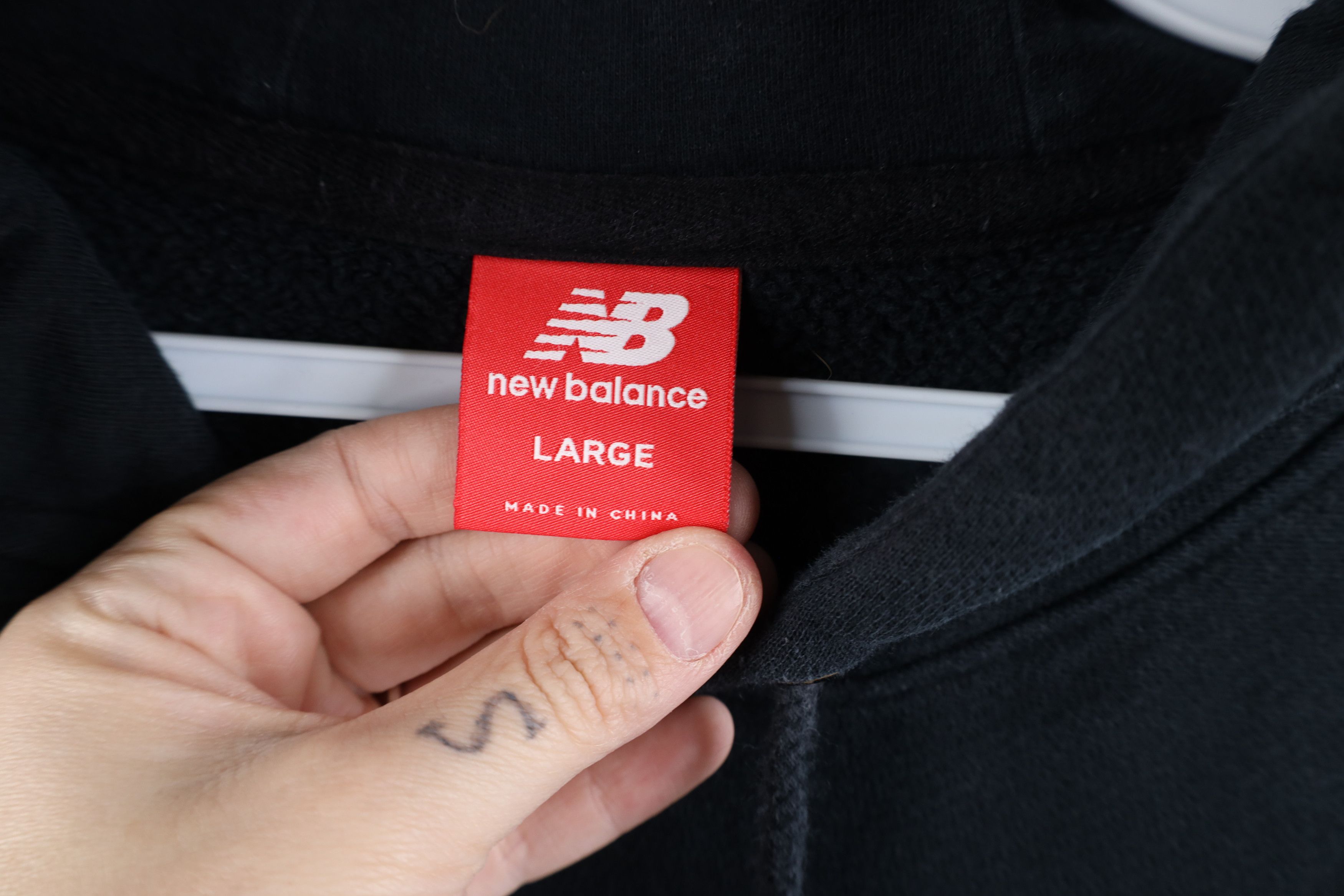 New Balance × Vintage Vintage New Balance Logo Felt Patch Hoodie Sweatshirt Black Size US L / EU 52-54 / 3 - 9 Thumbnail