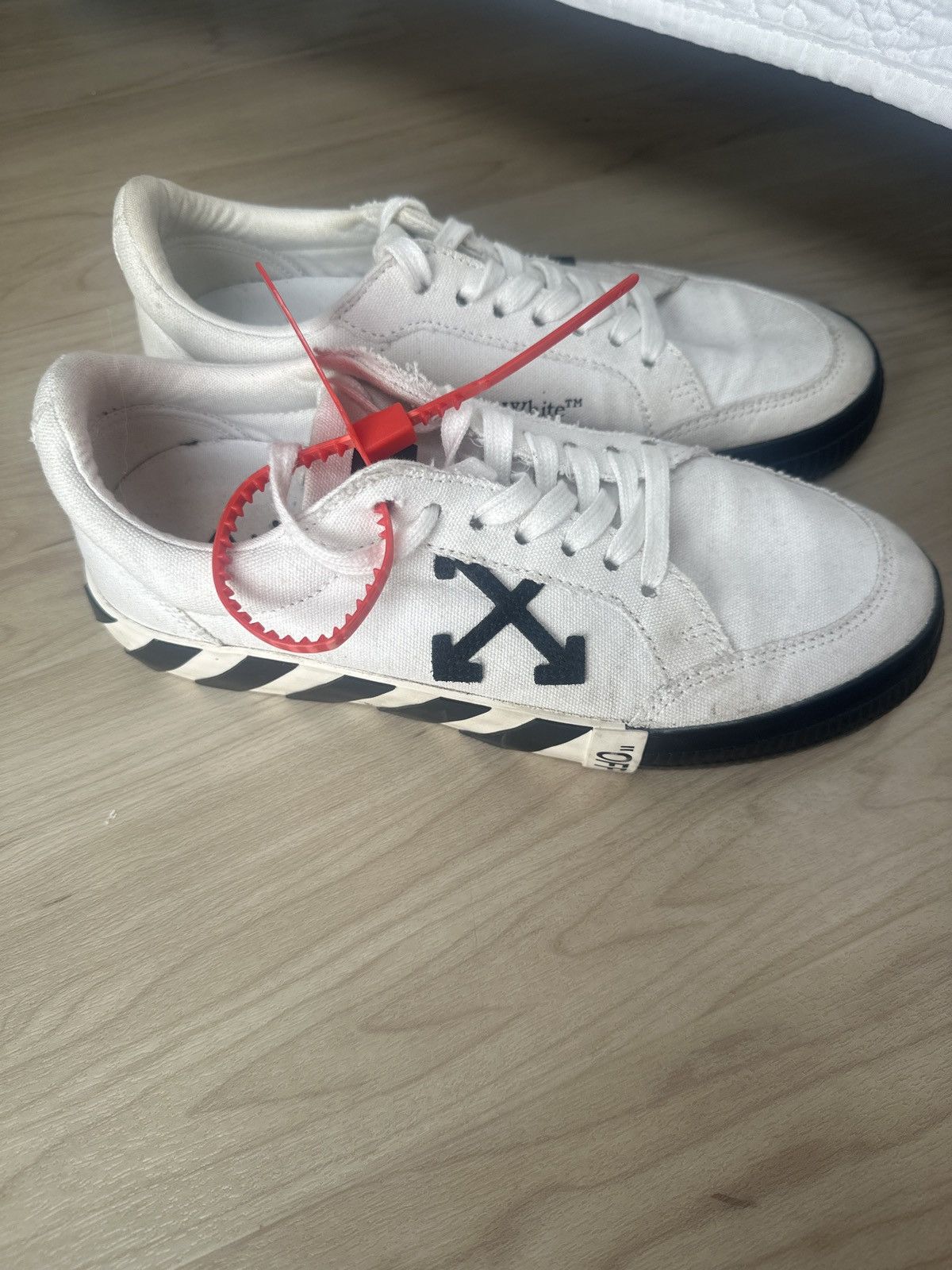 Off-White Off-White Vulcanized Low-Top Sneakers Size US 6 / EU 39 - 2 Thumbnail