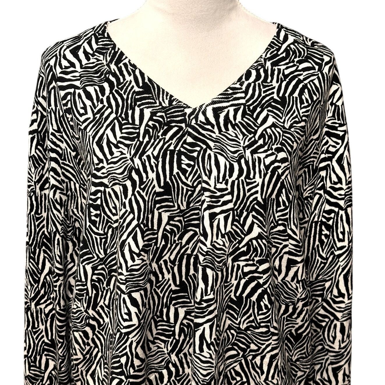Michael Kors Michael Kors Sweater Long Sleeves Zebra Black/White L NWT Size L / US 10 / IT 46 - 3 Thumbnail