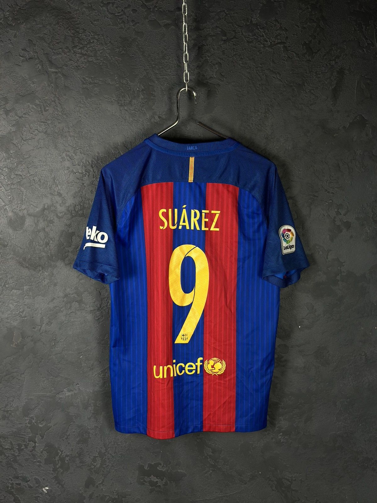 Nike × Vintage 2016/17 Barcelona Home Jersey Suarez 9Nike T-shirt+ Shorts Size US M / EU 48-50 / 2 - 4 Thumbnail