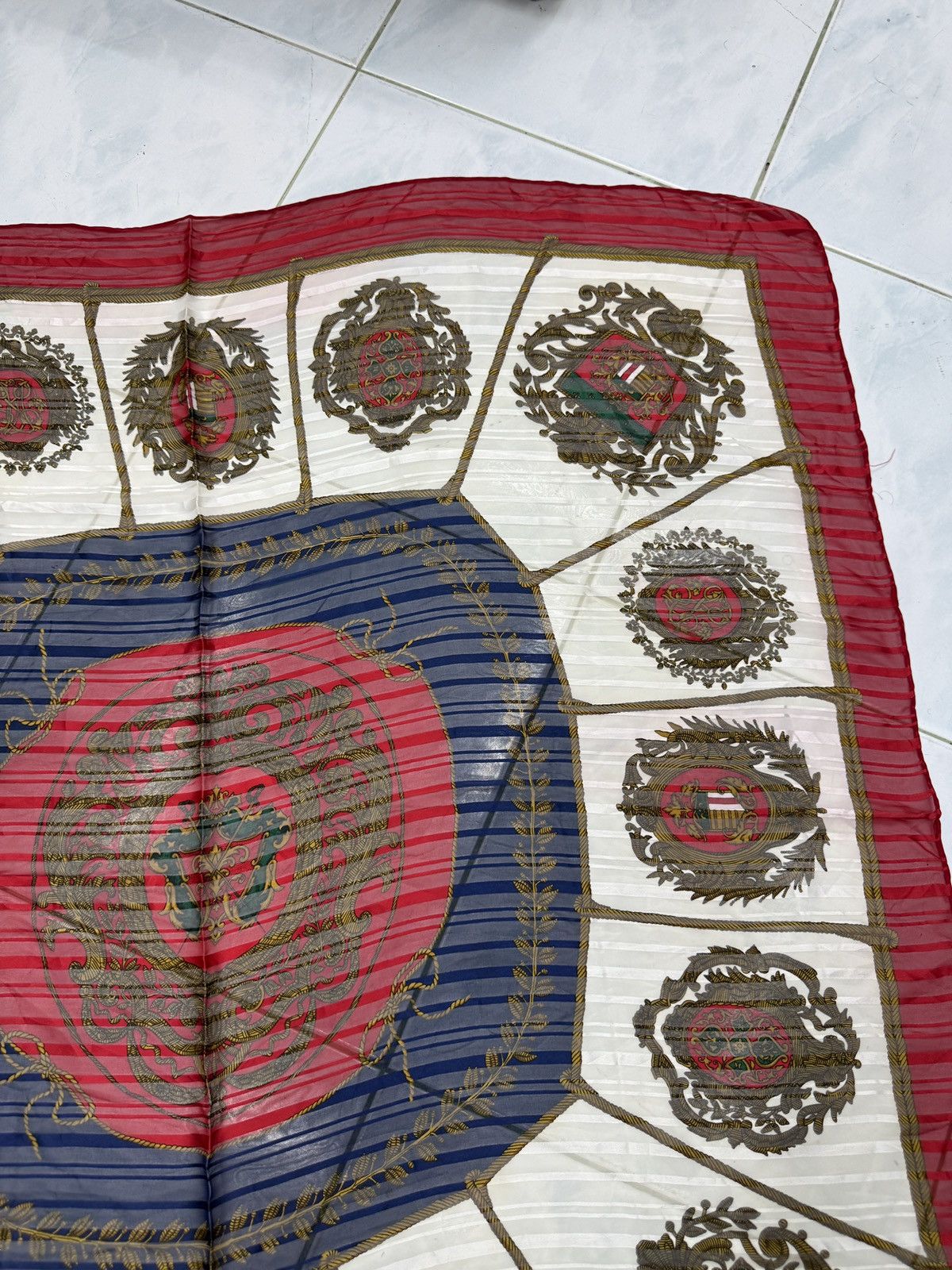 Hermes 🔥🔥🔥ARCHIVE VINTAGE HERMES LES ARMES DE PARIS SILK SCARF Size ONE SIZE - 6 Thumbnail