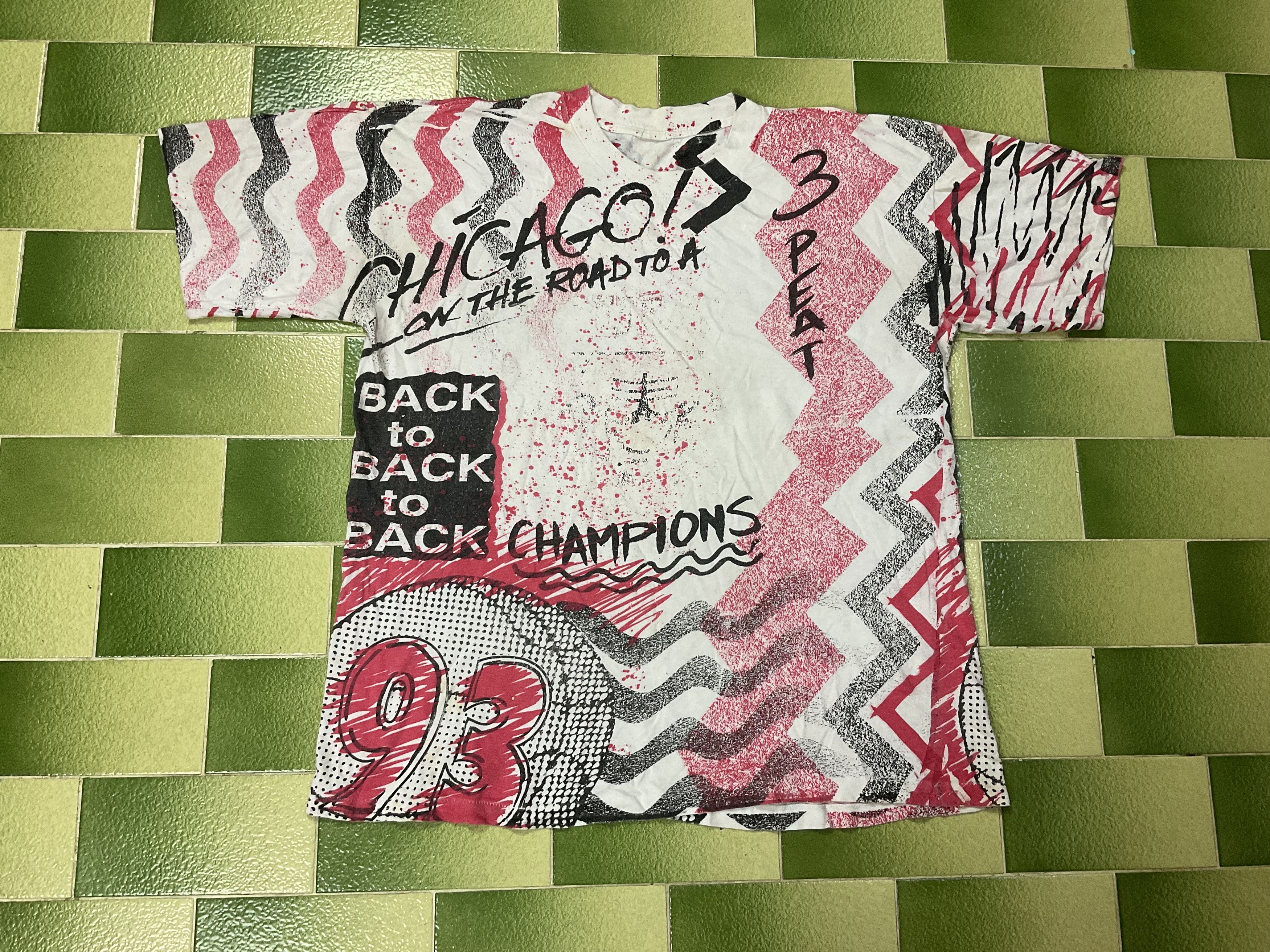 NBA Vintage 90s NBA Chicago Bulls All Over Print T-Shirt Size US XL / EU 56 / 4 - 1 Thumbnail