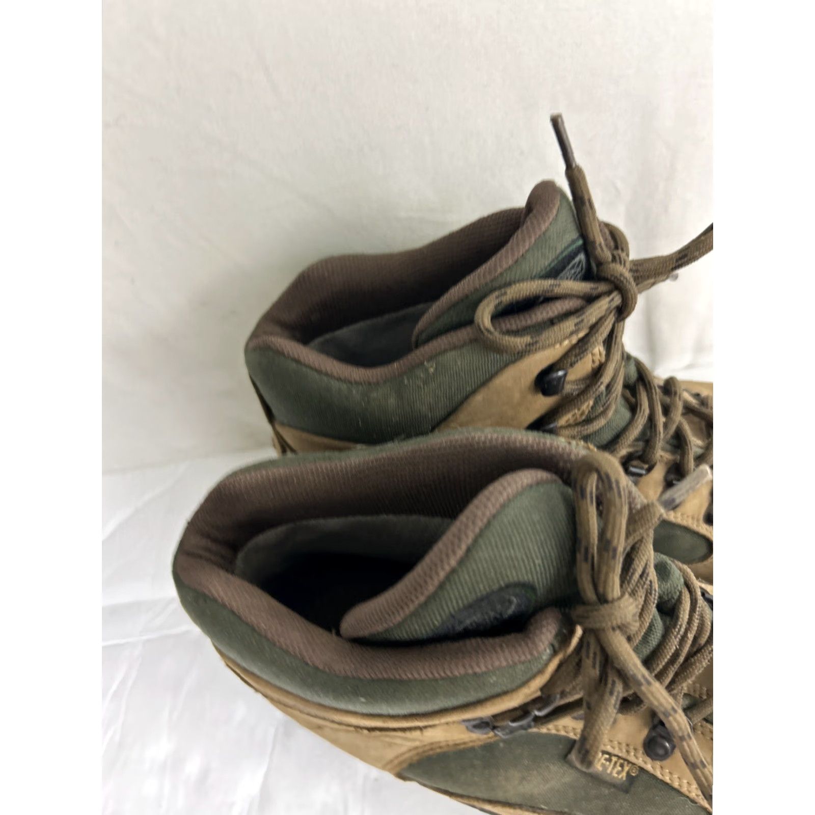 Vasque Vasque Skywalk Boots Mens 9 Brown Leather Lug Olive GTX Tri V VASQUE 7190 Skywalk Tri V Lug Brown Leather w/Olive Hiking Boots GTX Size US 9 / IT 39 - 6 Thumbnail