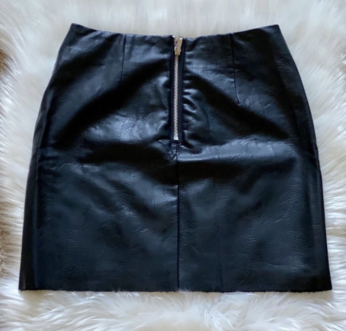 H&M BLACK H&M FLORAL EMBROIDERED LEATHER MINI SKIRT Size 27" / US 4 / IT 40 - 8 Thumbnail