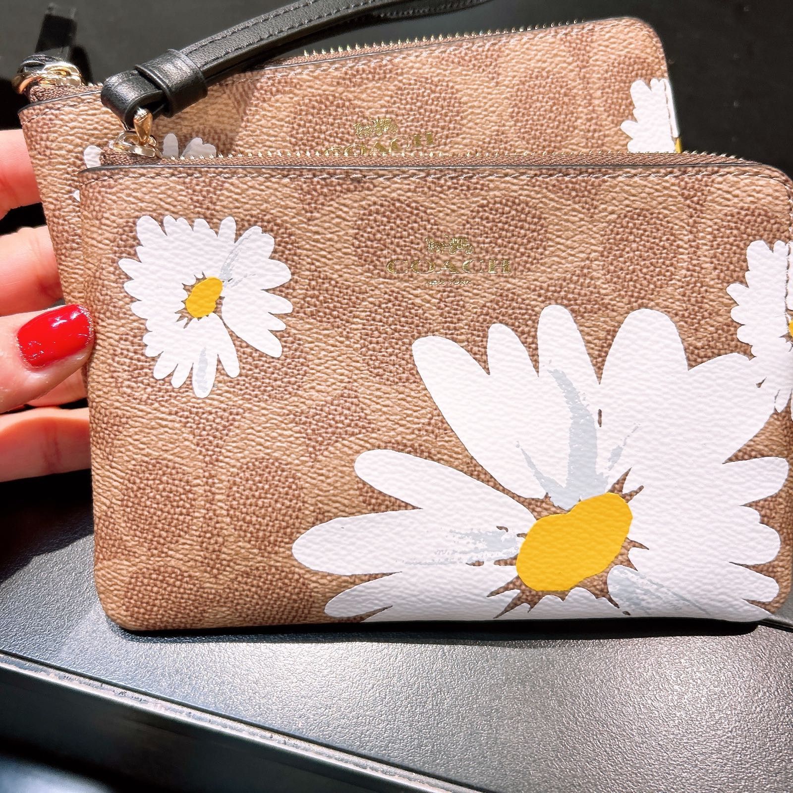 Coach Daisy Floral Sig. good Canvas Wristlet