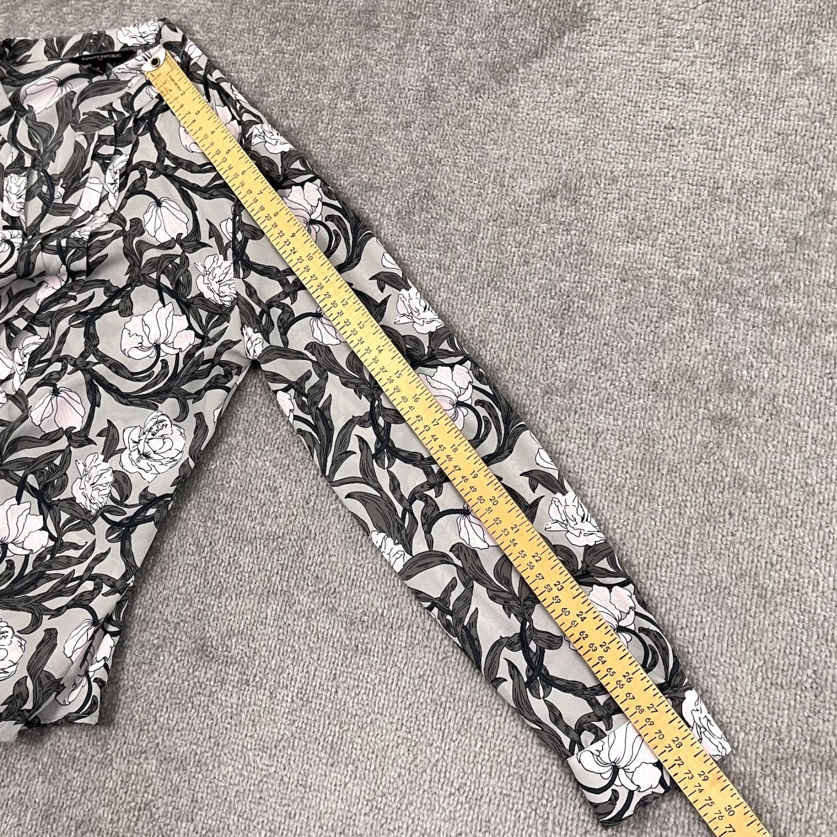 Banana Republic Banana Republic Blouse Womens Small Gray Floral Sheer Pleated Front V-Neck Boho Shirt Ladies Small Gray Floral Bohemian Casual Size S / US 4 / IT 40 - 5 Thumbnail