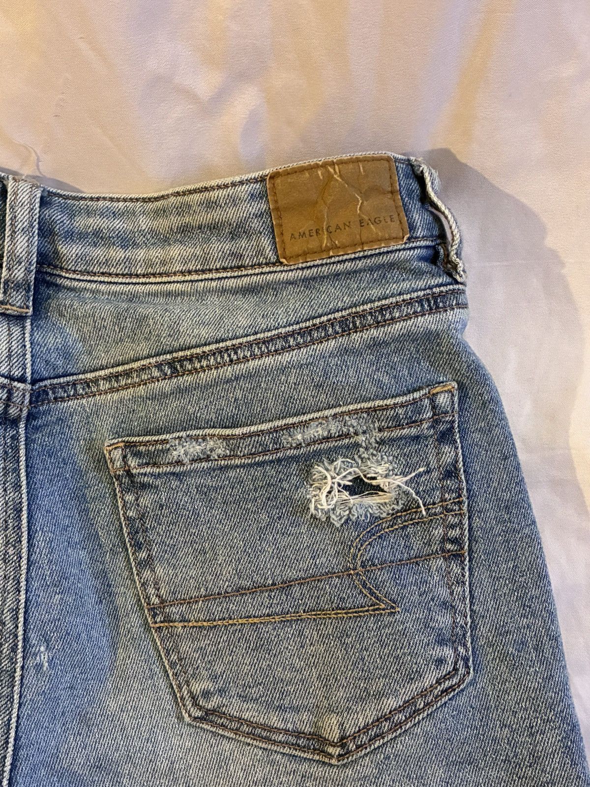 American Eagle Outfitters American Eagle Strigid Distressed Mom Jeans Size 27" / US 4 / IT 40 - 3 Thumbnail