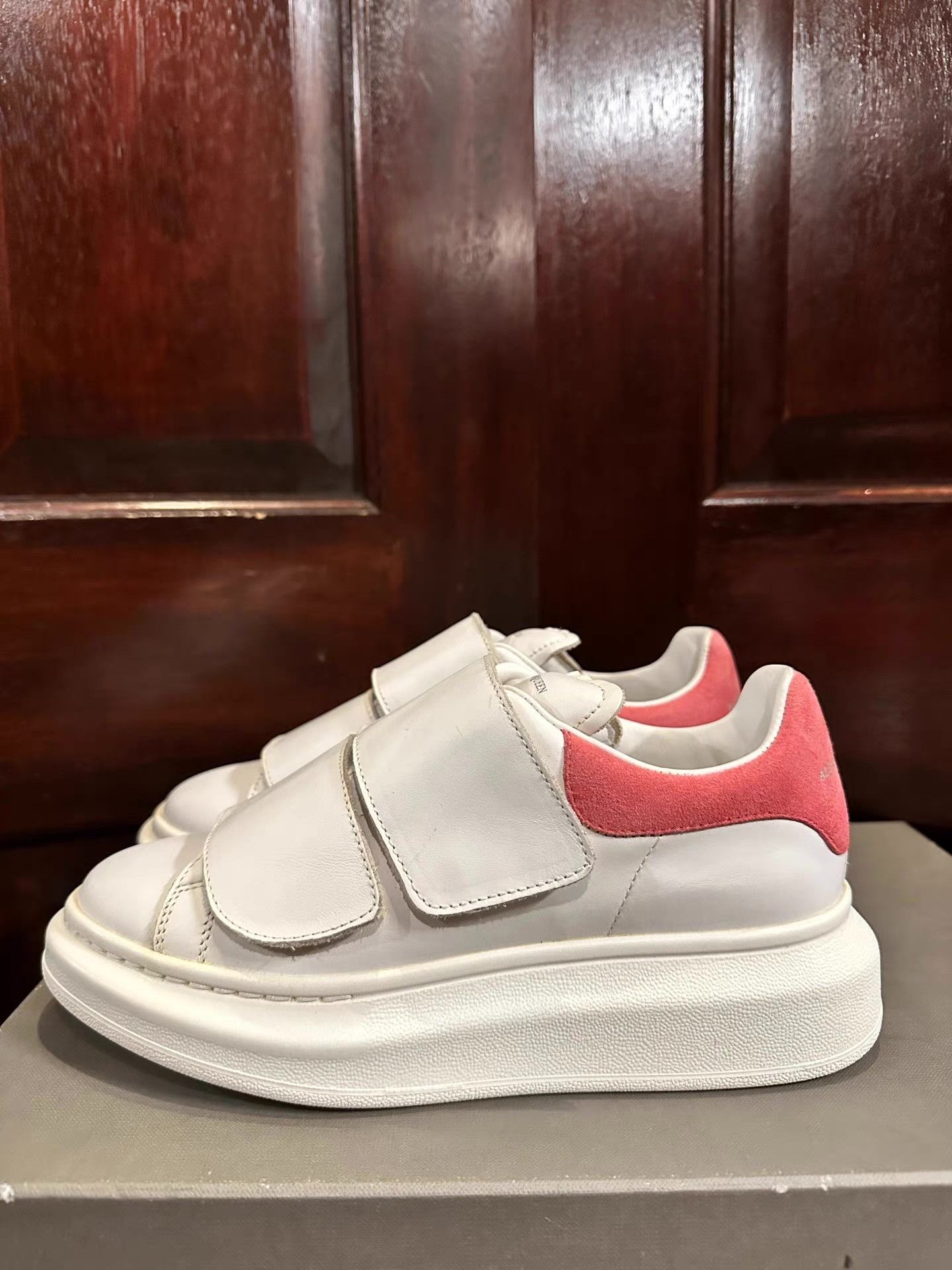 Alexander McQueen Alexander McQueen white sneakers with pink Ｑ25 Size US 6.5 / IT 36.5 - 2 Thumbnail