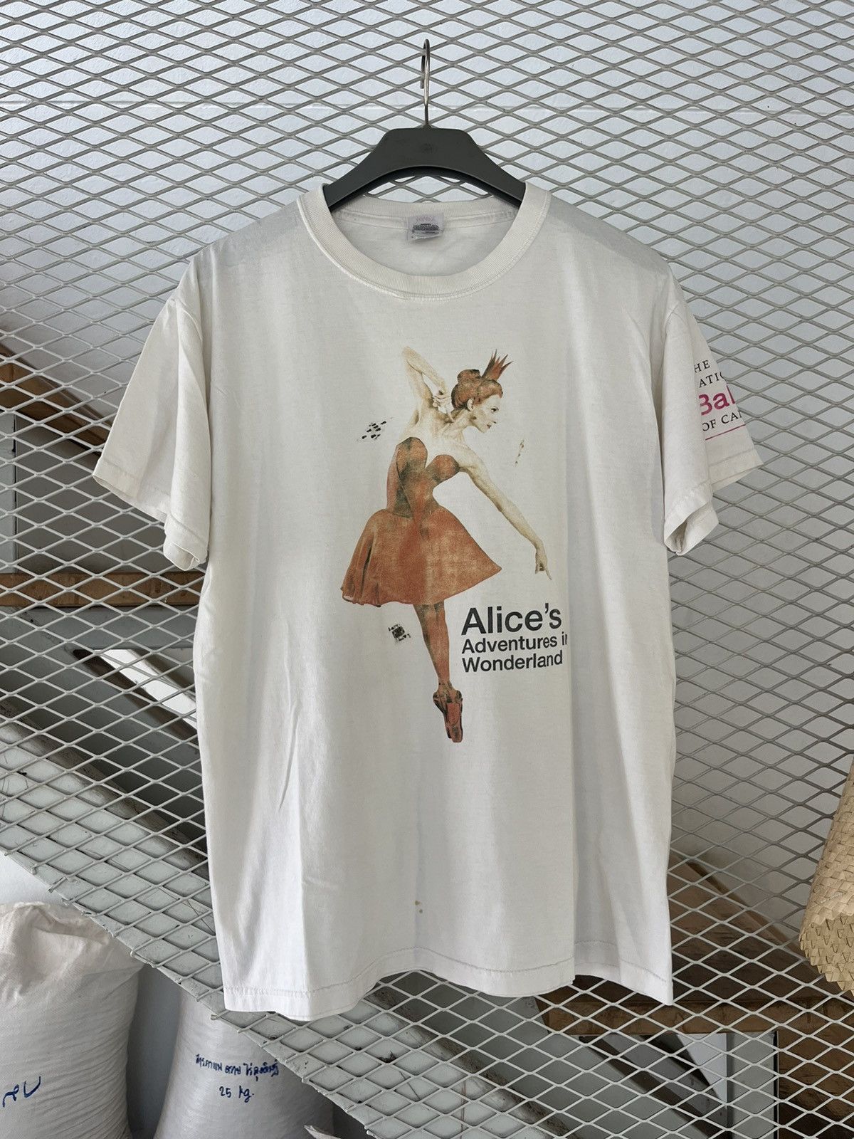 Vintage Vintage Alice’s Adventure in Wonderland 00’s Ballet Tshirt Size US L / EU 52-54 / 3 - 2 Thumbnail