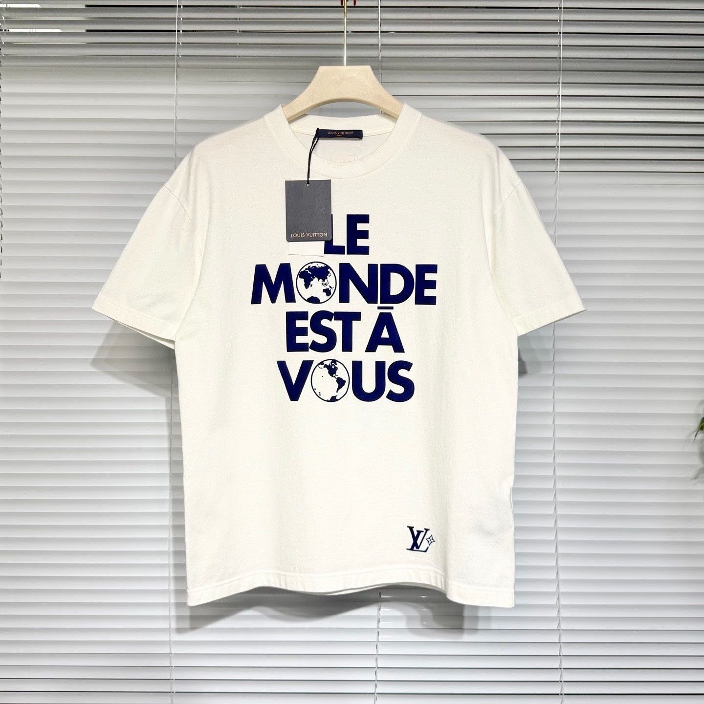 Louis Vuitton Louis Vuitton SS25 Earth Letter Flock Print T-shirt Size US S / EU 44-46 / 1 - 1 Thumbnail