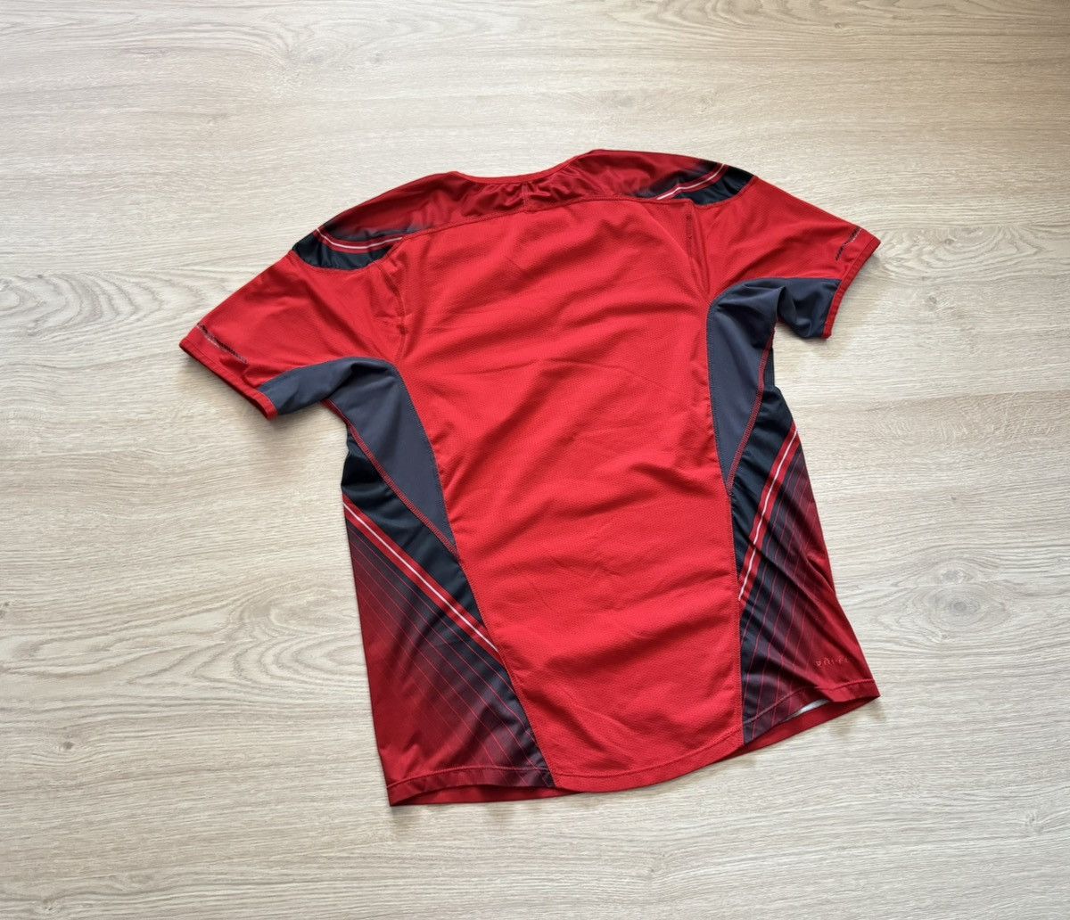 Vintage Vintage 00’s Women’s Nike y2k Japanese Red Shirt Size M / US 6-8 / IT 42-44 - 4 Thumbnail